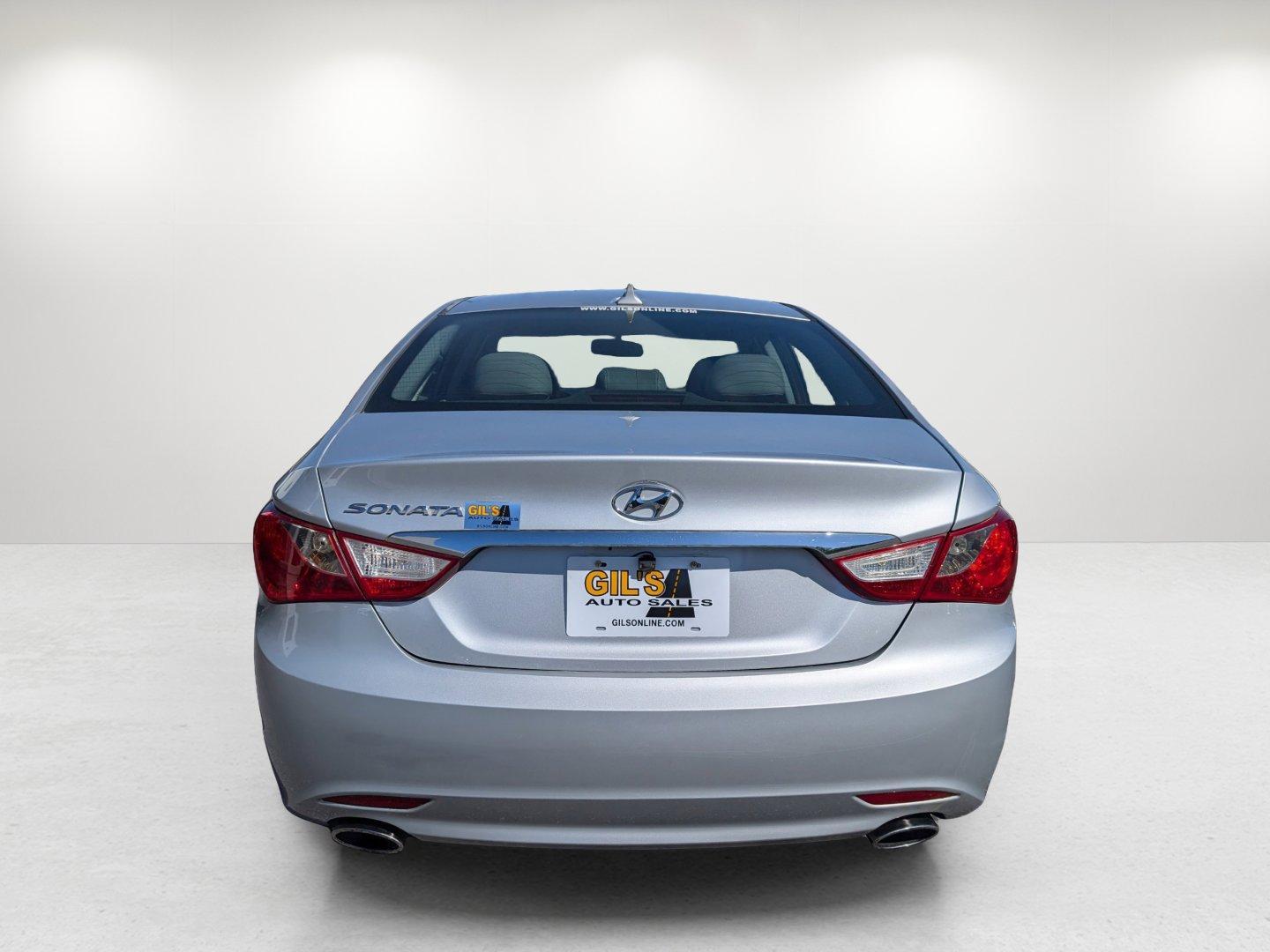 2013 /Gray Hyundai Sonata SE (5NPEC4AC3DH) with an Gas I4 2.4L/144 engine, 6-Speed Automatic w/Manual Shift transmission, located at 1430 Gateway Drive, Opelika, AL, 36801, (334) 239-0944, 32.637871, -85.409790 - 2013 Hyundai Sonata SE - Photo#5