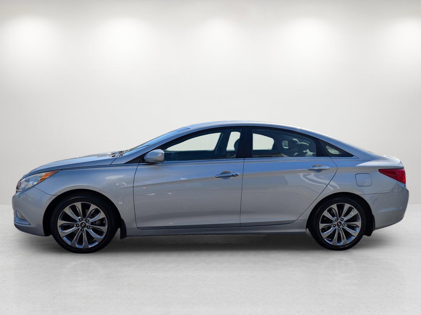 2013 /Gray Hyundai Sonata SE (5NPEC4AC3DH) with an Gas I4 2.4L/144 engine, 6-Speed Automatic w/Manual Shift transmission, located at 1430 Gateway Drive, Opelika, AL, 36801, (334) 239-0944, 32.637871, -85.409790 - 2013 Hyundai Sonata SE - Photo#7