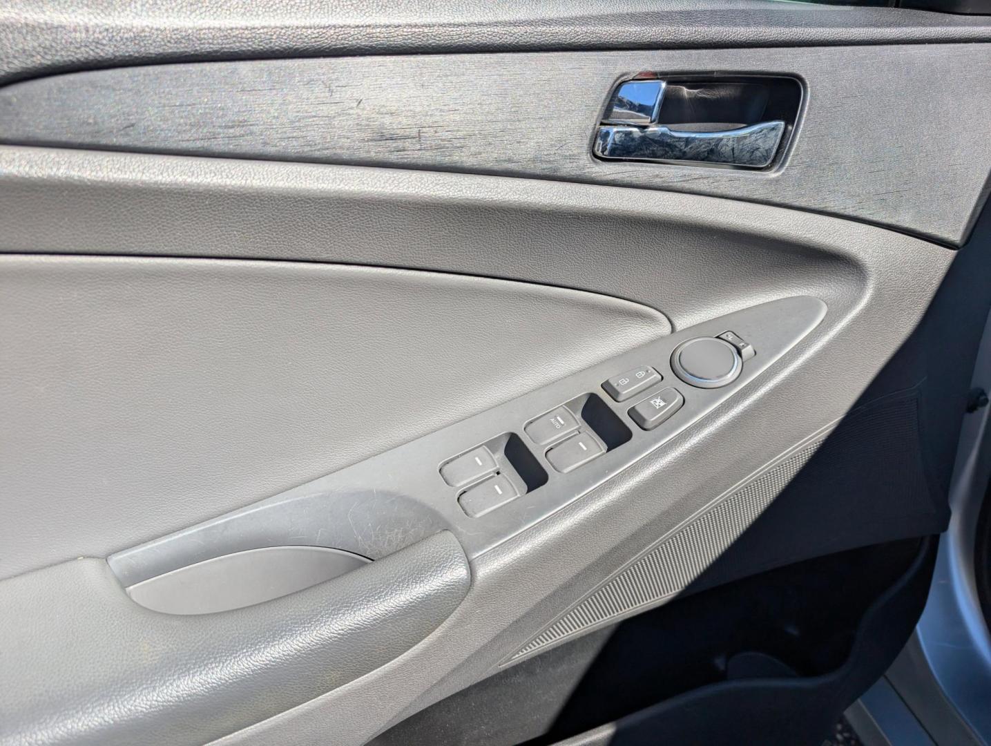 2013 /Gray Hyundai Sonata SE (5NPEC4AC3DH) with an Gas I4 2.4L/144 engine, 6-Speed Automatic w/Manual Shift transmission, located at 1430 Gateway Drive, Opelika, AL, 36801, (334) 239-0944, 32.637871, -85.409790 - 2013 Hyundai Sonata SE - Photo#8