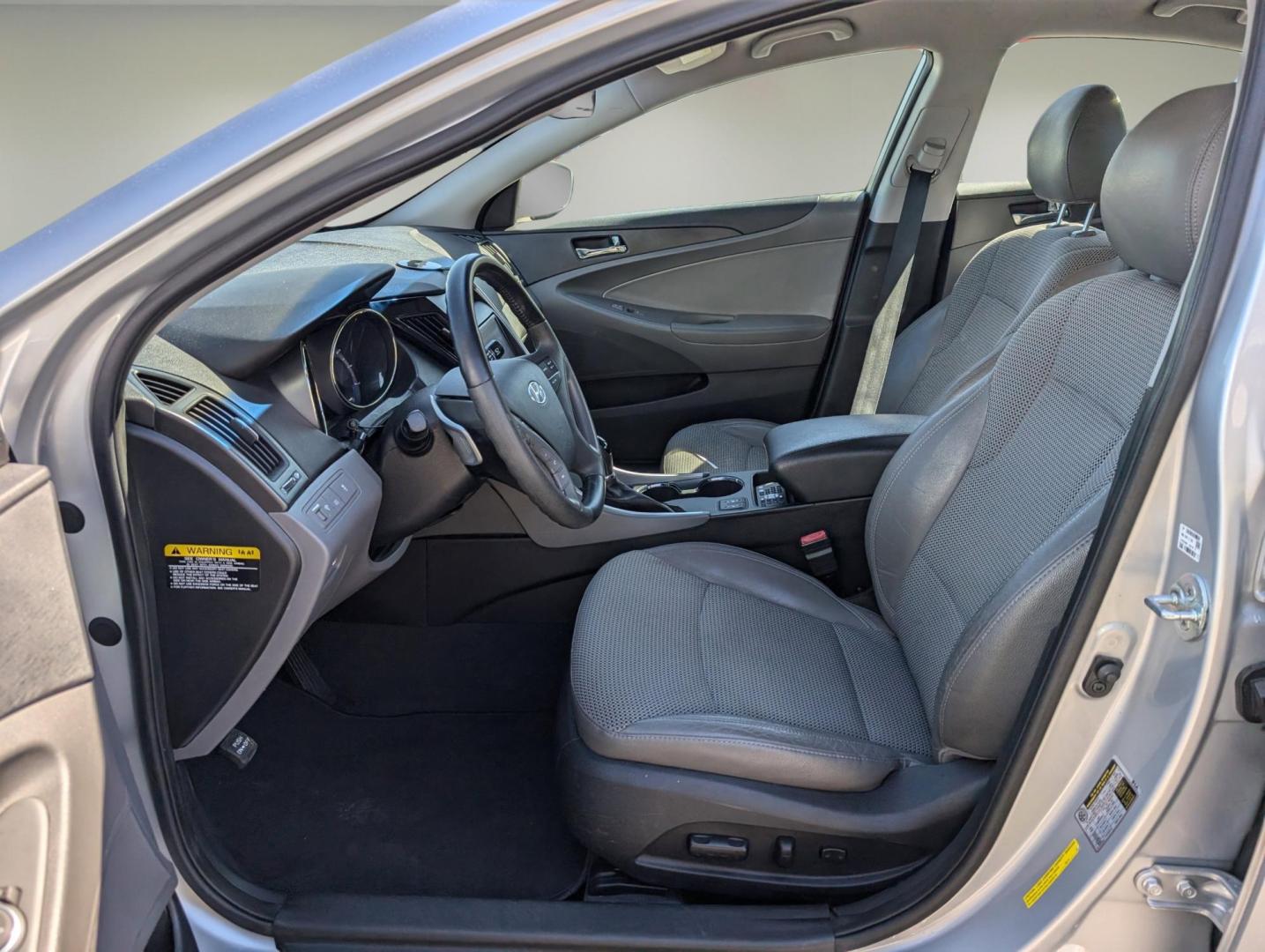 2013 /Gray Hyundai Sonata SE (5NPEC4AC3DH) with an Gas I4 2.4L/144 engine, 6-Speed Automatic w/Manual Shift transmission, located at 1430 Gateway Drive, Opelika, AL, 36801, (334) 239-0944, 32.637871, -85.409790 - 2013 Hyundai Sonata SE - Photo#9