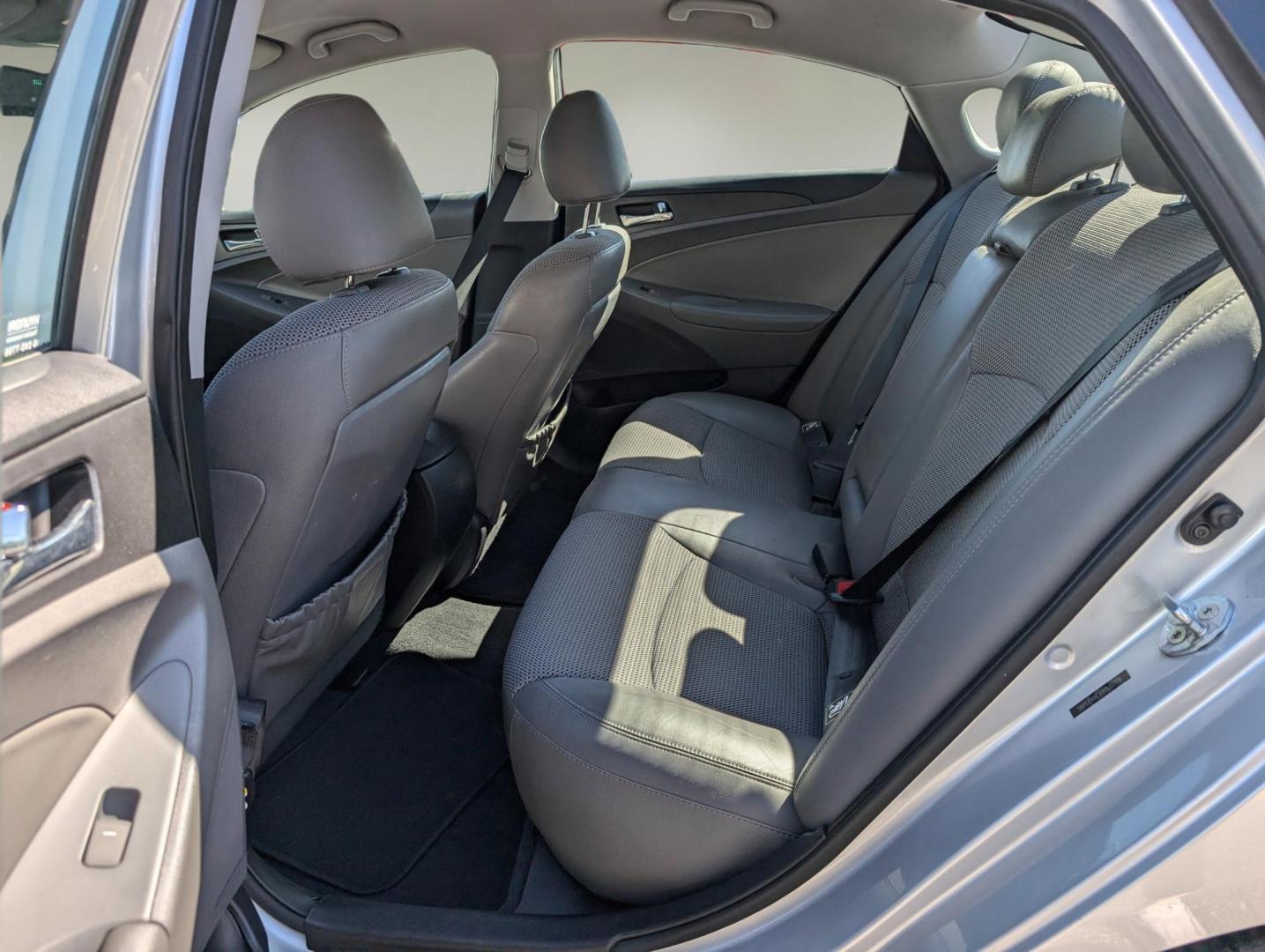 2013 /Gray Hyundai Sonata SE (5NPEC4AC3DH) with an Gas I4 2.4L/144 engine, 6-Speed Automatic w/Manual Shift transmission, located at 1430 Gateway Drive, Opelika, AL, 36801, (334) 239-0944, 32.637871, -85.409790 - 2013 Hyundai Sonata SE - Photo#10