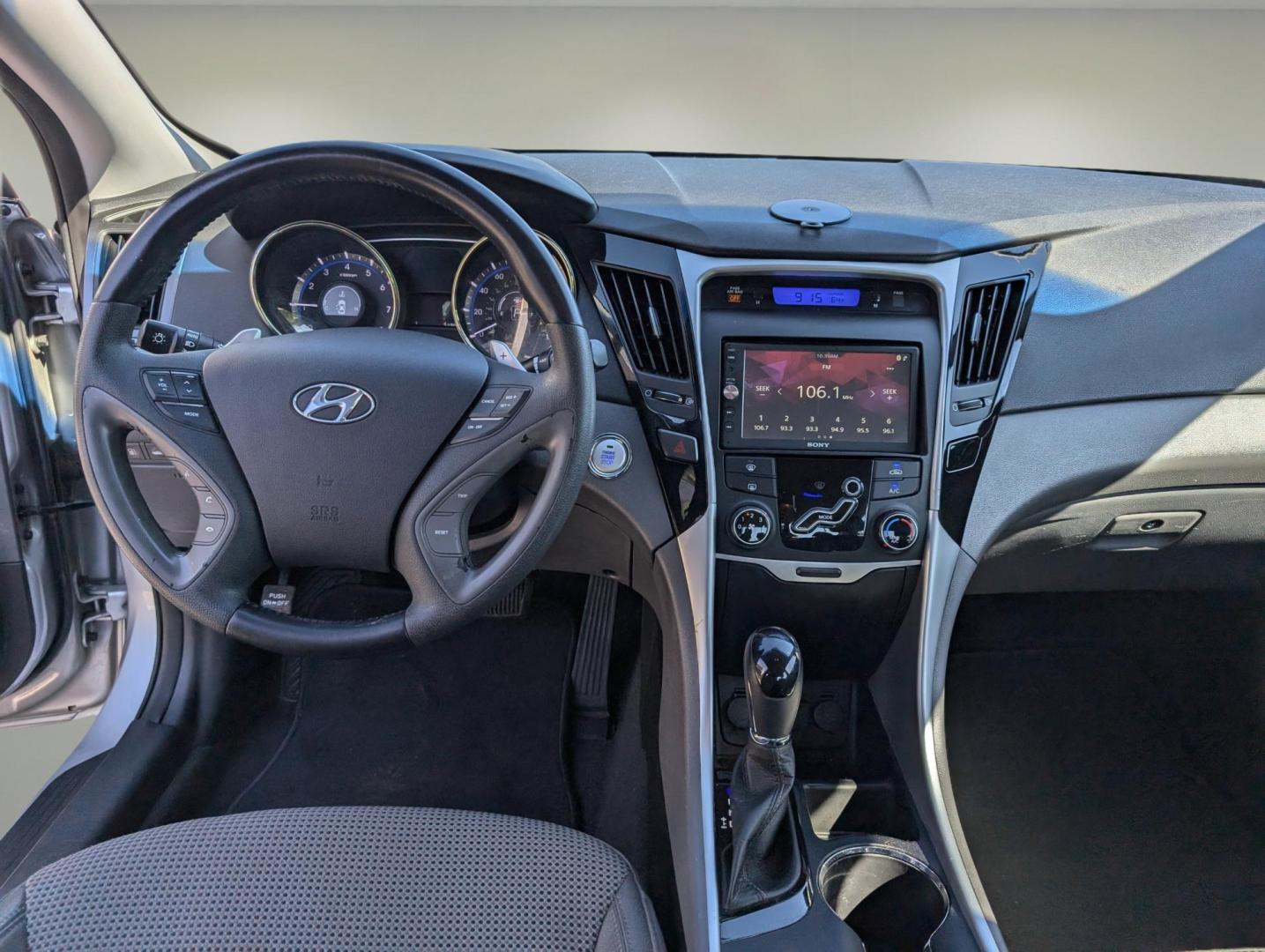 2013 /Gray Hyundai Sonata SE (5NPEC4AC3DH) with an Gas I4 2.4L/144 engine, 6-Speed Automatic w/Manual Shift transmission, located at 1430 Gateway Drive, Opelika, AL, 36801, (334) 239-0944, 32.637871, -85.409790 - 2013 Hyundai Sonata SE - Photo#11