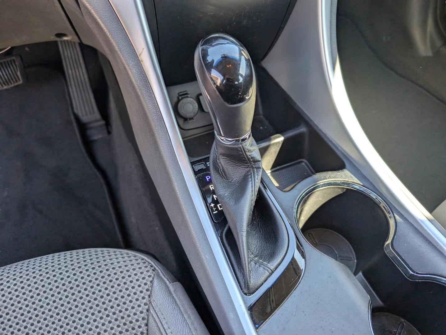 2013 /Gray Hyundai Sonata SE (5NPEC4AC3DH) with an Gas I4 2.4L/144 engine, 6-Speed Automatic w/Manual Shift transmission, located at 1430 Gateway Drive, Opelika, AL, 36801, (334) 239-0944, 32.637871, -85.409790 - 2013 Hyundai Sonata SE - Photo#13