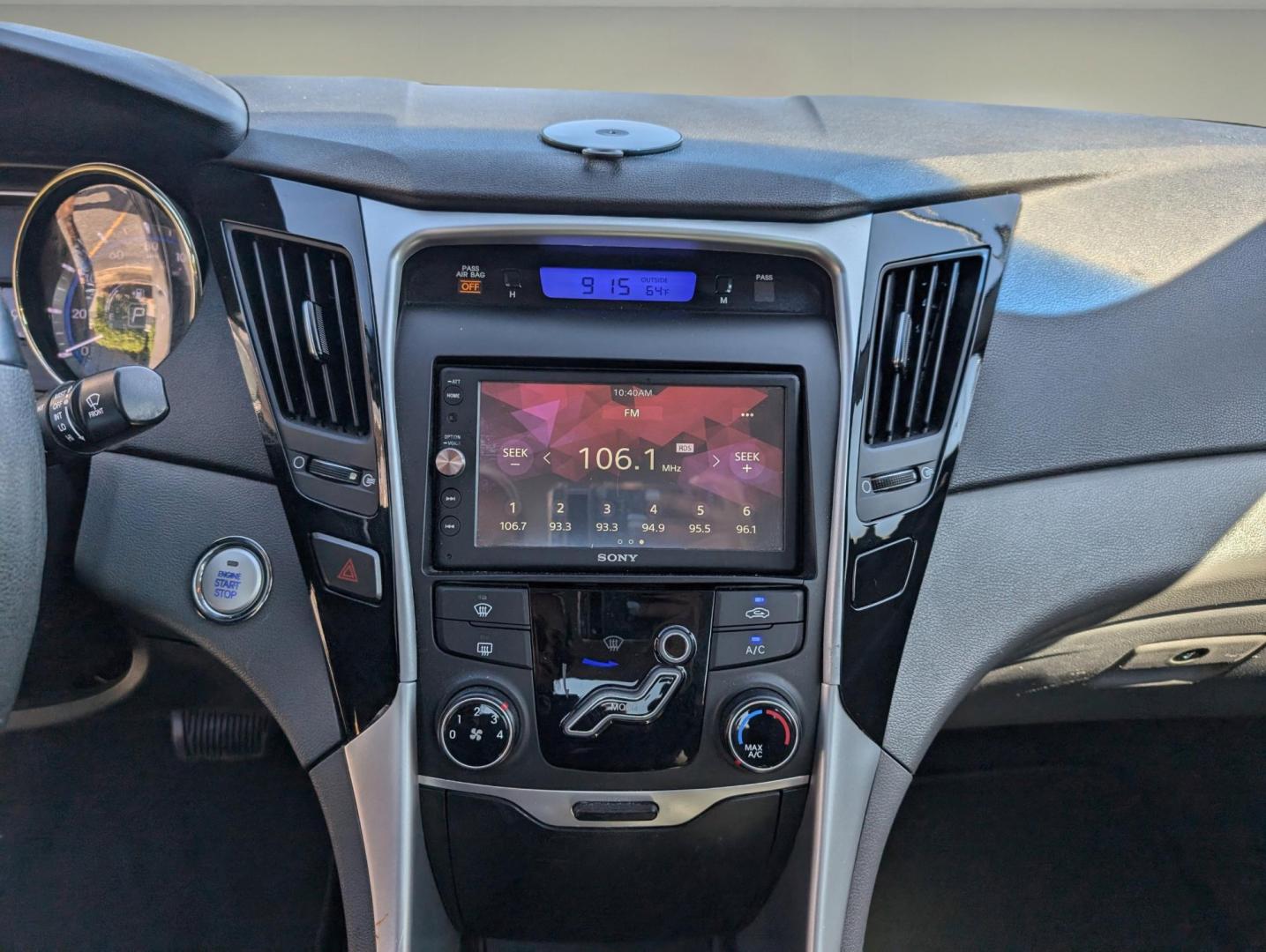 2013 /Gray Hyundai Sonata SE (5NPEC4AC3DH) with an Gas I4 2.4L/144 engine, 6-Speed Automatic w/Manual Shift transmission, located at 1430 Gateway Drive, Opelika, AL, 36801, (334) 239-0944, 32.637871, -85.409790 - 2013 Hyundai Sonata SE - Photo#14
