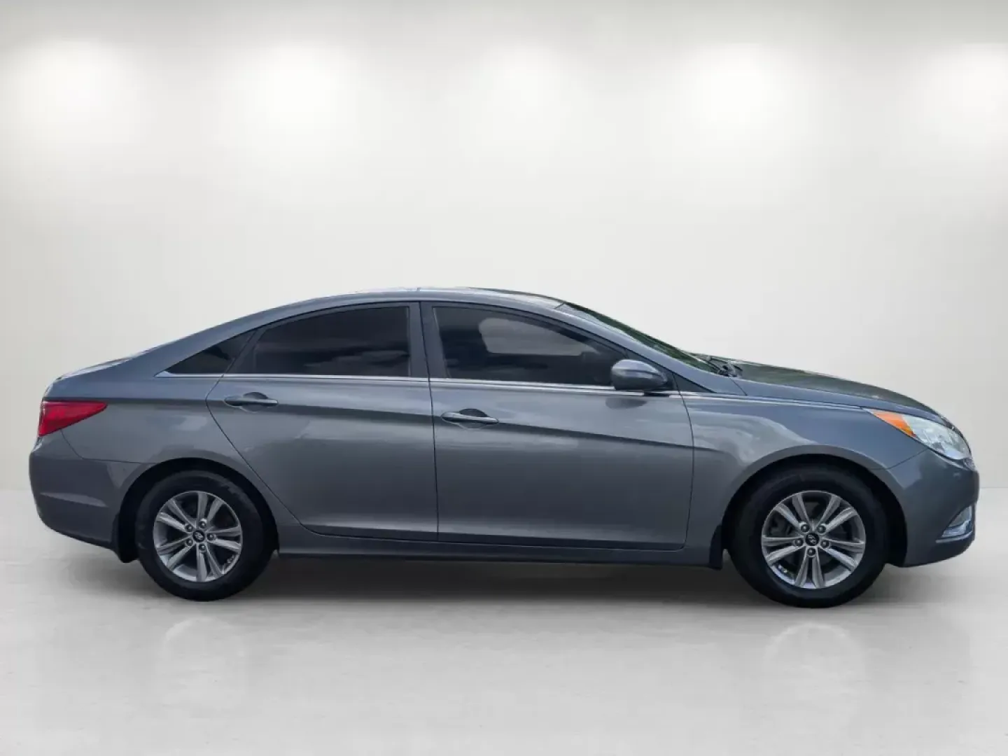 2013 /Gray Hyundai Sonata GLS (5NPEB4AC5DH) with an Gas I4 2.4L/144 engine, 6-Speed Automatic w/Manual Shift transmission, located at 3959 U.S. 80 W, Phenix City, AL, 36870, (334) 297-4885, 32.469296, -85.135185 - **Discover Your Perfect Commuter: 2013 Hyundai Sonata GLS at Gils Auto - Phenix City**<br /> <br /> Are you in search of a dependable vehicle that effortlessly blends style and comfort for your daily commute? Look no further than this stunning 2013 Hyundai Sonata GLS, available now at Gils Auto, you - Photo#4