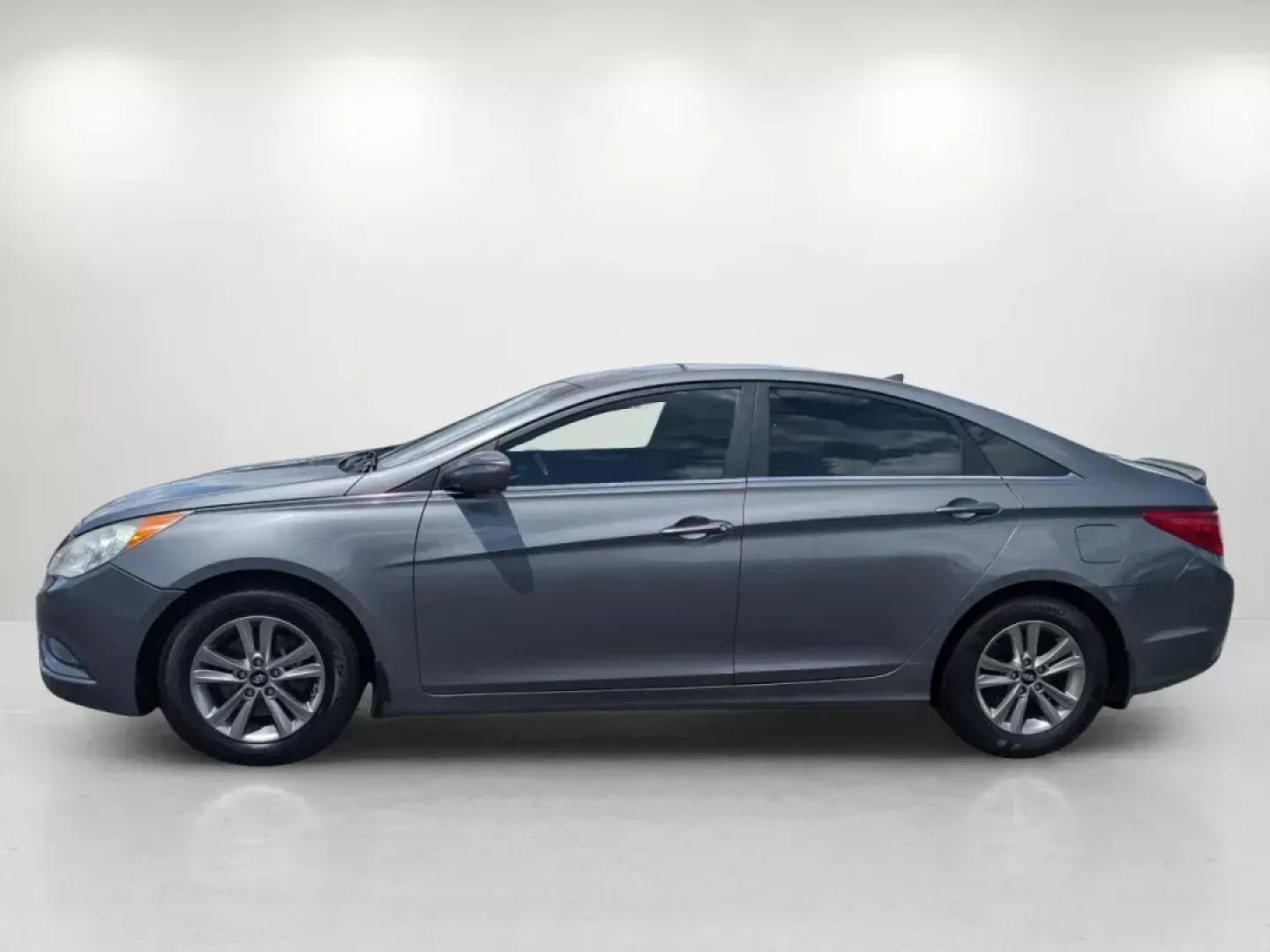2013 /Gray Hyundai Sonata GLS (5NPEB4AC5DH) with an Gas I4 2.4L/144 engine, 6-Speed Automatic w/Manual Shift transmission, located at 3959 U.S. 80 W, Phenix City, AL, 36870, (334) 297-4885, 32.469296, -85.135185 - **Discover Your Perfect Commuter: 2013 Hyundai Sonata GLS at Gils Auto - Phenix City**<br /> <br /> Are you in search of a dependable vehicle that effortlessly blends style and comfort for your daily commute? Look no further than this stunning 2013 Hyundai Sonata GLS, available now at Gils Auto, you - Photo#8