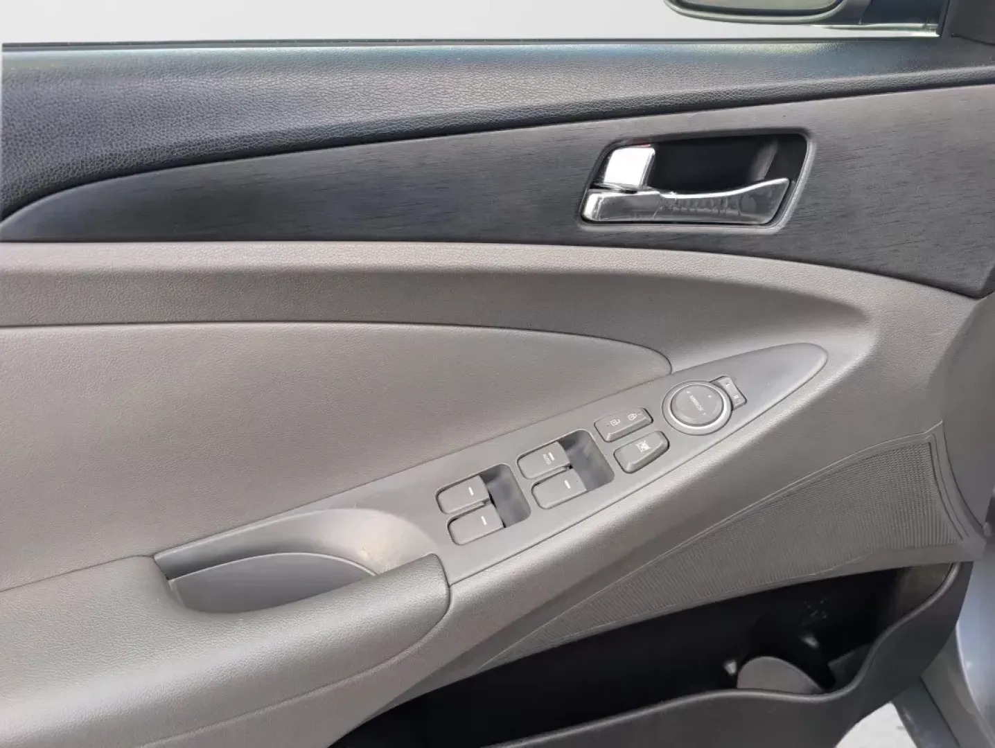 2013 /Gray Hyundai Sonata GLS (5NPEB4AC5DH) with an Gas I4 2.4L/144 engine, 6-Speed Automatic w/Manual Shift transmission, located at 3959 U.S. 80 W, Phenix City, AL, 36870, (334) 297-4885, 32.469296, -85.135185 - **Discover Your Perfect Commuter: 2013 Hyundai Sonata GLS at Gils Auto - Phenix City**<br /> <br /> Are you in search of a dependable vehicle that effortlessly blends style and comfort for your daily commute? Look no further than this stunning 2013 Hyundai Sonata GLS, available now at Gils Auto, you - Photo#9