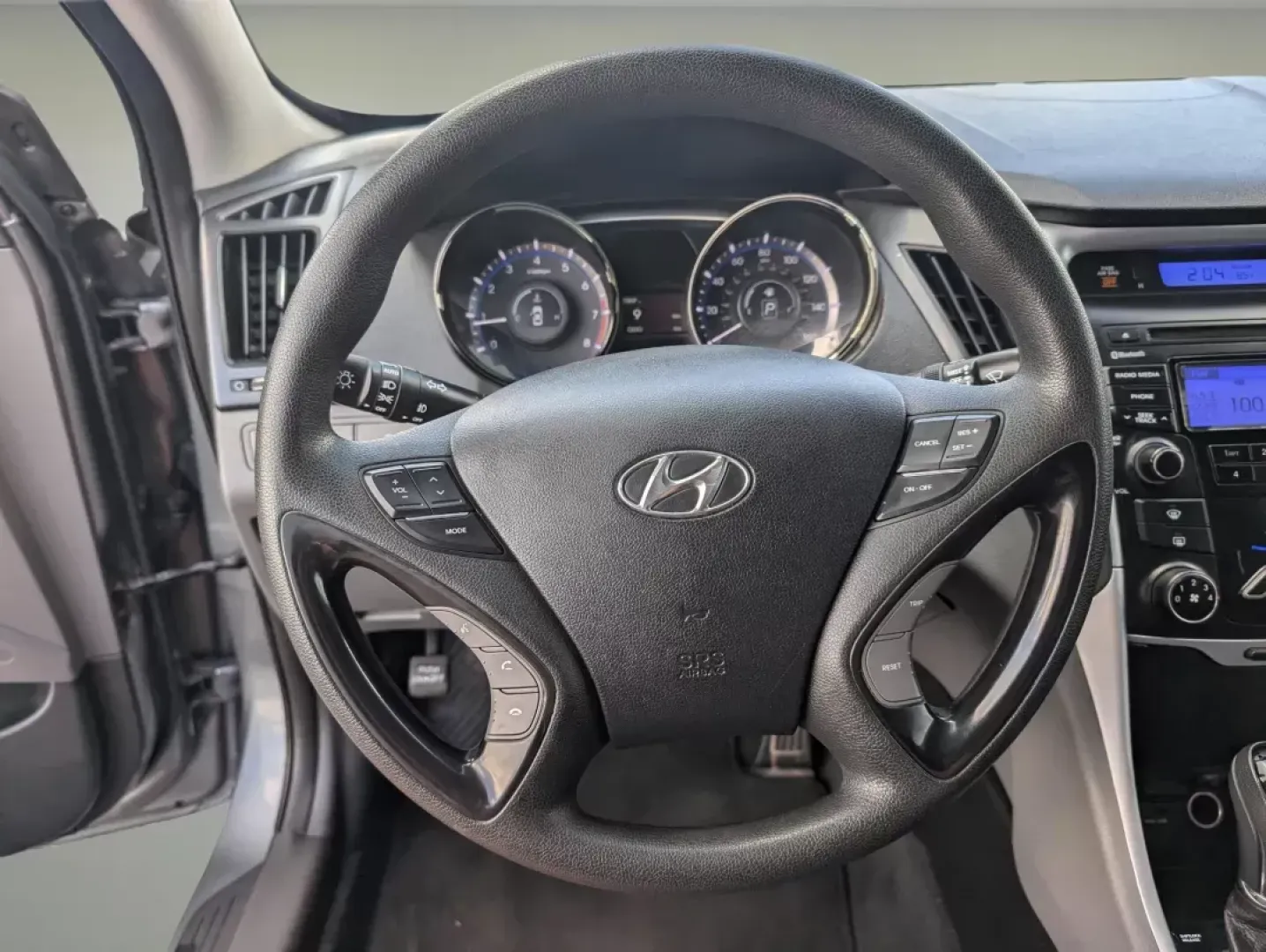 2013 /Gray Hyundai Sonata GLS (5NPEB4AC5DH) with an Gas I4 2.4L/144 engine, 6-Speed Automatic w/Manual Shift transmission, located at 3959 U.S. 80 W, Phenix City, AL, 36870, (334) 297-4885, 32.469296, -85.135185 - **Discover Your Perfect Commuter: 2013 Hyundai Sonata GLS at Gils Auto - Phenix City**<br /> <br /> Are you in search of a dependable vehicle that effortlessly blends style and comfort for your daily commute? Look no further than this stunning 2013 Hyundai Sonata GLS, available now at Gils Auto, you - Photo#16
