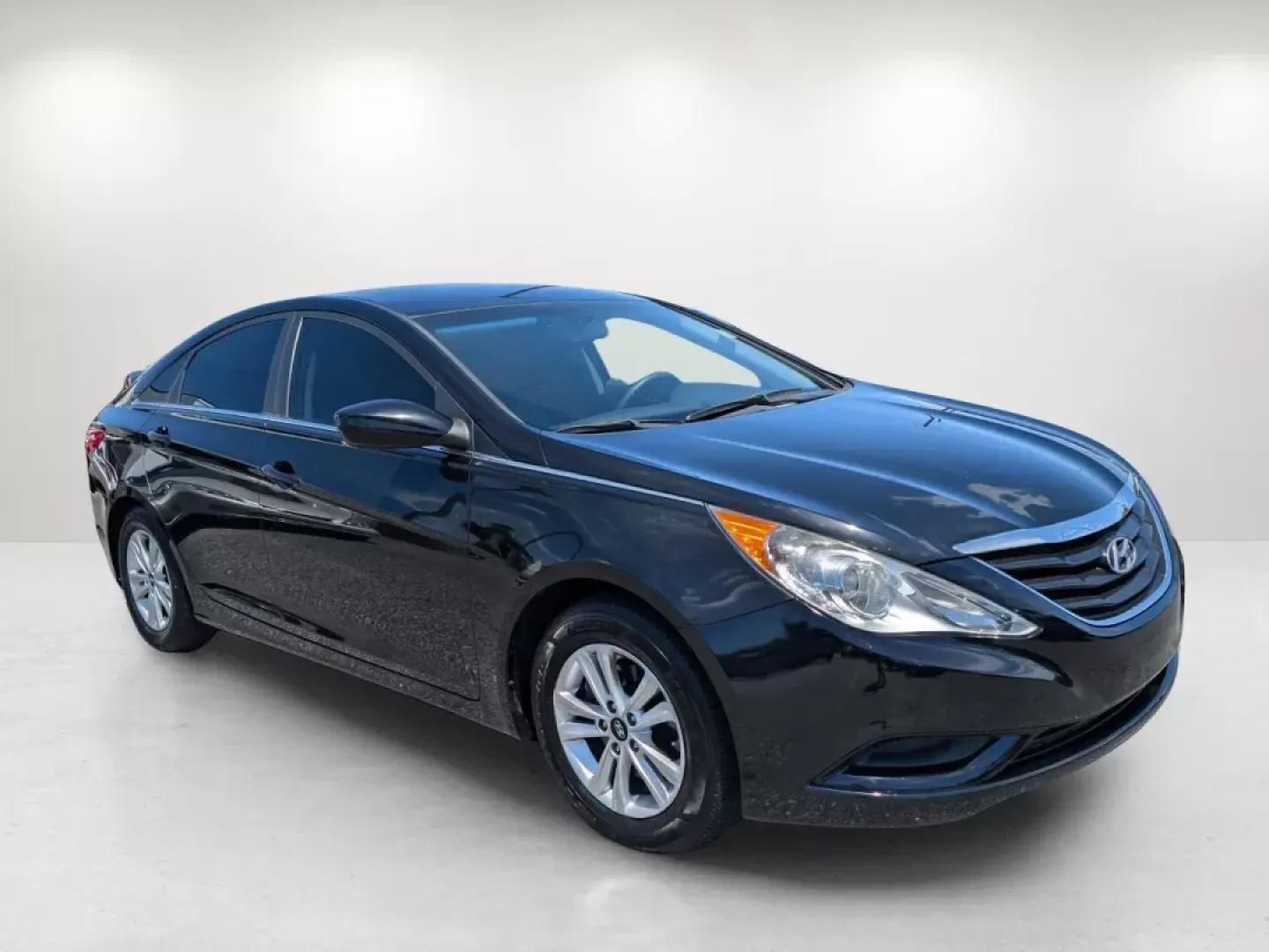 2013 /Gray Hyundai Sonata GLS (5NPEB4ACXDH) with an Other engine, located at 3959 U.S. 80 W, Phenix City, AL, 36870, (334) 297-4885, 32.469296, -85.135185 - Elevate your daily commute with the perfect blend of style, comfort, and reliability found in this 2013 Hyundai Sonata GLS, available now at Gils Auto in Phenix City, AL. Whether you're navigating the bustling streets of nearby neighborhoods like Lakewood or Crescent Heights, or heading out for a we - Photo#3