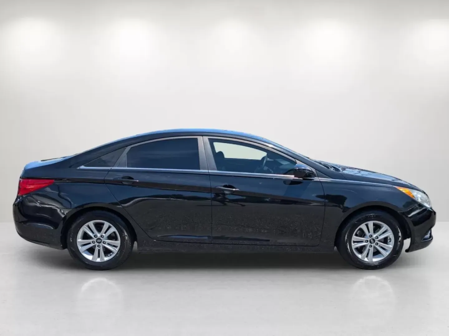 2013 /Gray Hyundai Sonata GLS (5NPEB4ACXDH) with an Other engine, located at 3959 U.S. 80 W, Phenix City, AL, 36870, (334) 297-4885, 32.469296, -85.135185 - Elevate your daily commute with the perfect blend of style, comfort, and reliability found in this 2013 Hyundai Sonata GLS, available now at Gils Auto in Phenix City, AL. Whether you're navigating the bustling streets of nearby neighborhoods like Lakewood or Crescent Heights, or heading out for a we - Photo#4