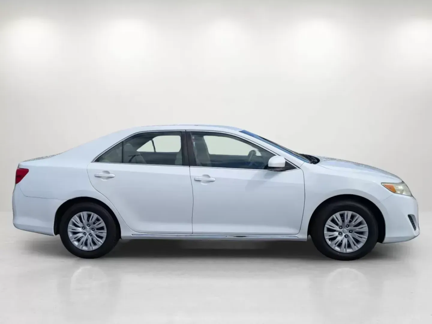 2013 Toyota Camry LE (4T1BF1FK5DU) with an Gas I4 2.5L/152 engine, 6-Speed Automatic w/Manual Shift transmission, located at 1430 Gateway Drive, Opelika, AL, 36801, (334) 239-0944, 32.637871, -85.409790 - 2013 Toyota Camry LE - Photo#3