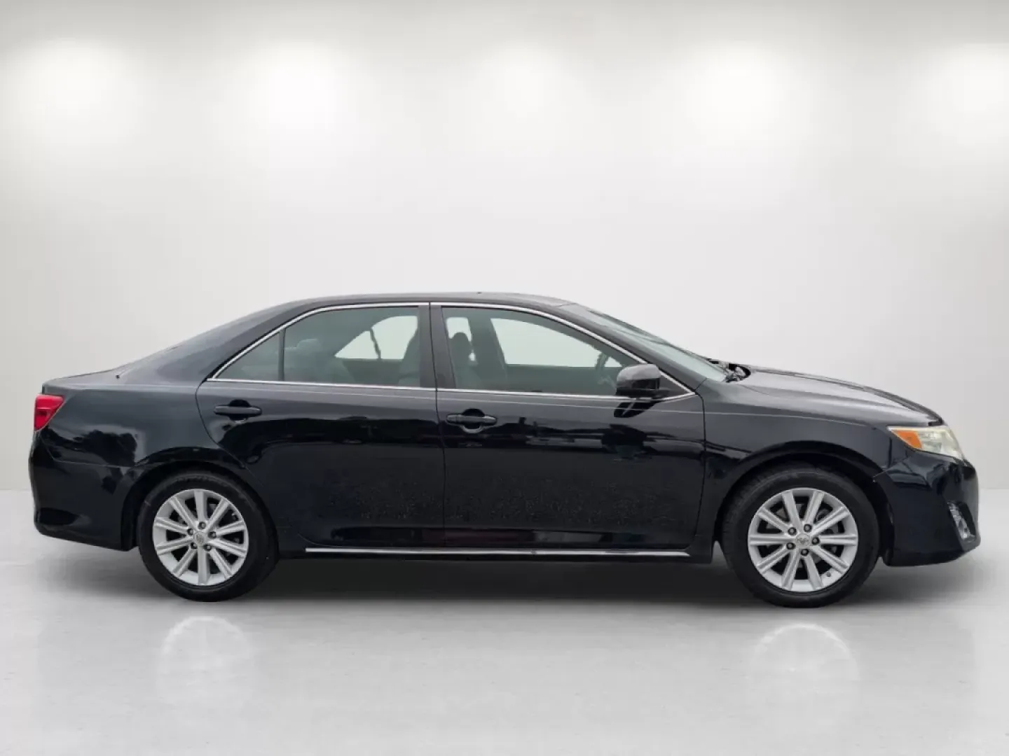 2013 Toyota Camry XLE (4T1BF1FK8DU) with an Other engine, located at 804 22nd Ave, Phenix City, AL, 36870, (334) 297-1860, 32.484749, -85.024475 - Discover a new level of convenience and reliability with the 2013 Toyota Camry, the perfect sedan for budget-conscious buyers and families seeking a dependable vehicle. At Gils Auto, located at 3959 U.S. 80 W, Phenix City, AL 36870, we specialize in providing quality vehicles with in-house financing - Photo#3