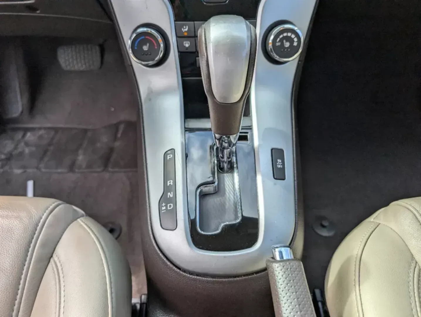 2014 /Cocoa/Light Neutral Chevrolet Cruze 2LT (1G1PE5SB4E7) with an Other engine, located at 1430 Gateway Drive, Opelika, AL, 36801, (334) 239-0944, 32.637871, -85.409790 - **Discover the Perfect Blend of Style and Performance with the 2014 Chevrolet Cruze 2LT at Gils Auto in Opelika, AL!**<br /> <br /> Are you searching for a reliable sedan that seamlessly fits into your busy lifestyle? Look no further than the 2014 Chevrolet Cruze 2LT, now available at Gils Auto, you - Photo#12