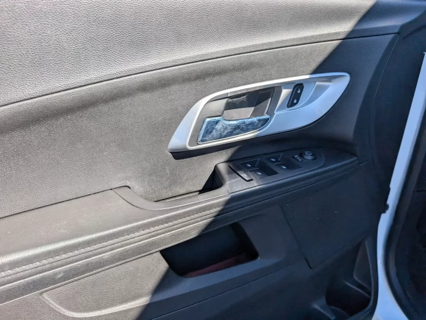 2014 /Jet Black Chevrolet Equinox LS (2GNALAEK0E6) with an Other engine, located at 3959 U.S. 80 W, Phenix City, AL, 36870, (334) 297-4885, 32.469296, -85.135185 - **Discover Your Next Adventure with the 2014 Chevrolet Equinox at Gils Auto!**<br /> <br /> Are you ready to elevate your driving experience? The 2014 Chevrolet Equinox LS, now available at Gils Auto in Phenix City, AL, is the perfect SUV for budget-conscious buyers looking for reliability and versa - Photo#9