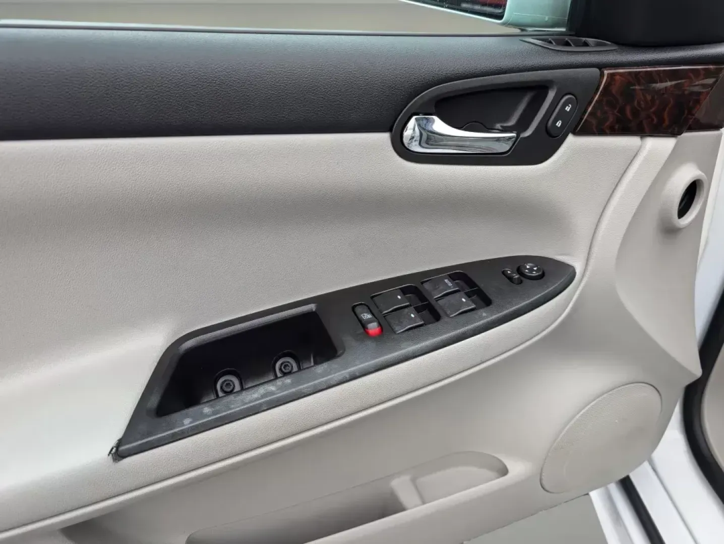 2014 /Gray Chevrolet Impala Limited LT (2G1WB5E32E1) with an Gas V6 3.6L/217 engine, 6-Speed Automatic transmission, located at 521 Old Farm Lane Rd, Prattville, AL, 36066, (334) 325-1505, 32.482460, -86.416367 - 2014 Chevrolet Impala Limited LT - Photo#8
