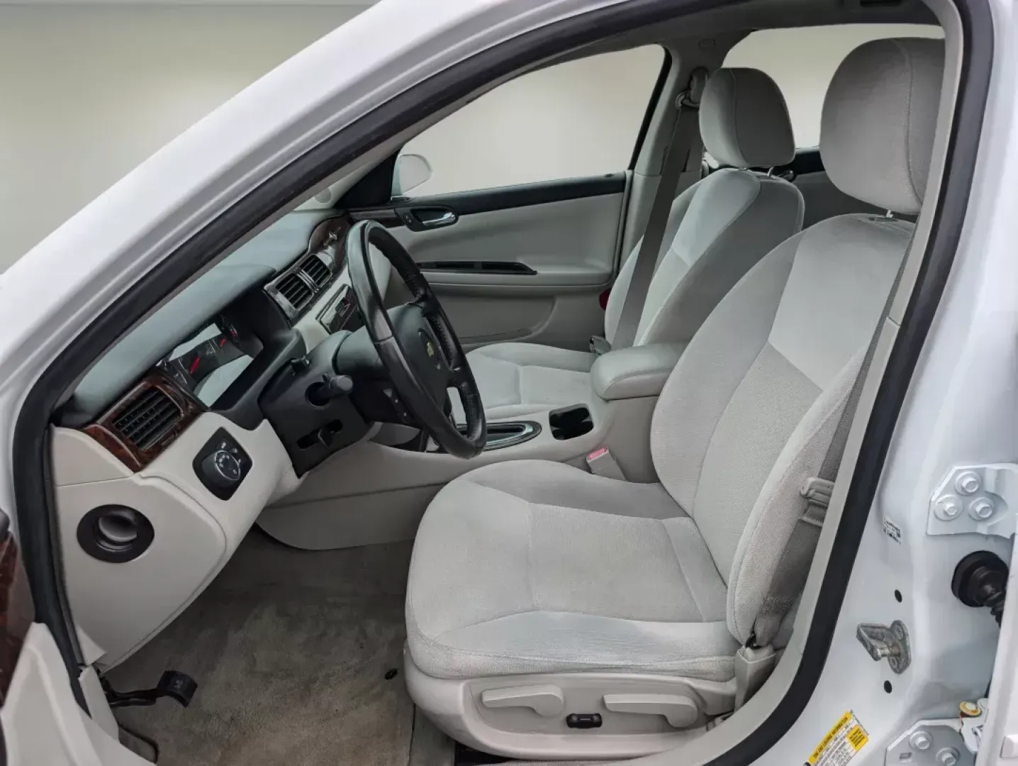 2014 /Gray Chevrolet Impala Limited LT (2G1WB5E32E1) with an Gas V6 3.6L/217 engine, 6-Speed Automatic transmission, located at 521 Old Farm Lane Rd, Prattville, AL, 36066, (334) 325-1505, 32.482460, -86.416367 - 2014 Chevrolet Impala Limited LT - Photo#9