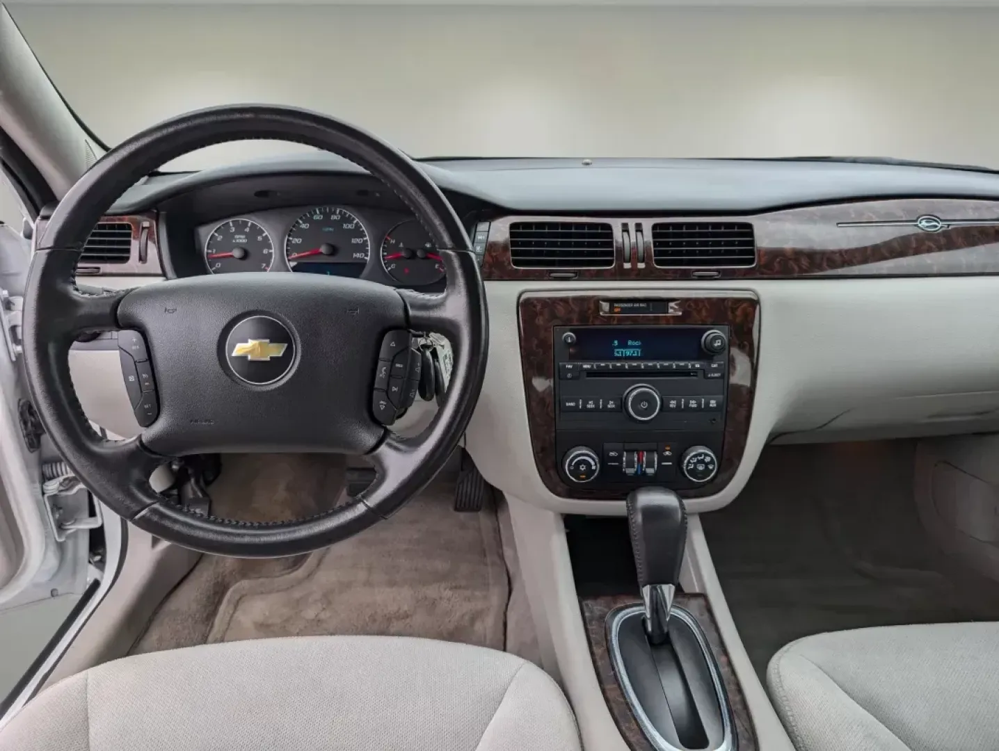 2014 /Gray Chevrolet Impala Limited LT (2G1WB5E32E1) with an Gas V6 3.6L/217 engine, 6-Speed Automatic transmission, located at 521 Old Farm Lane Rd, Prattville, AL, 36066, (334) 325-1505, 32.482460, -86.416367 - 2014 Chevrolet Impala Limited LT - Photo#11