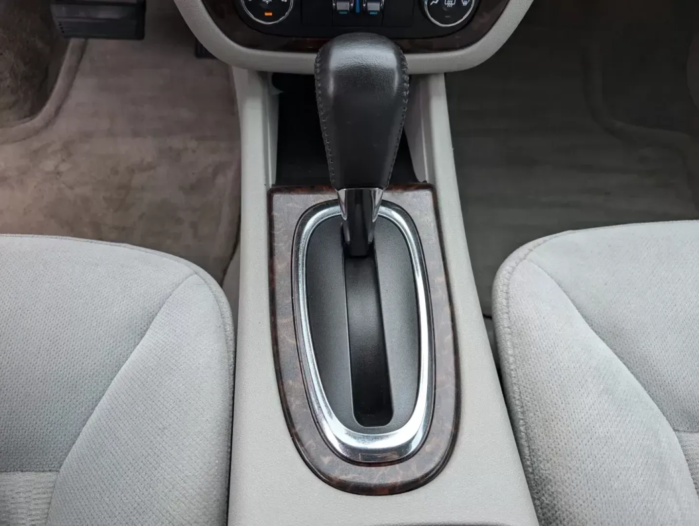 2014 /Gray Chevrolet Impala Limited LT (2G1WB5E32E1) with an Gas V6 3.6L/217 engine, 6-Speed Automatic transmission, located at 521 Old Farm Lane Rd, Prattville, AL, 36066, (334) 325-1505, 32.482460, -86.416367 - 2014 Chevrolet Impala Limited LT - Photo#13