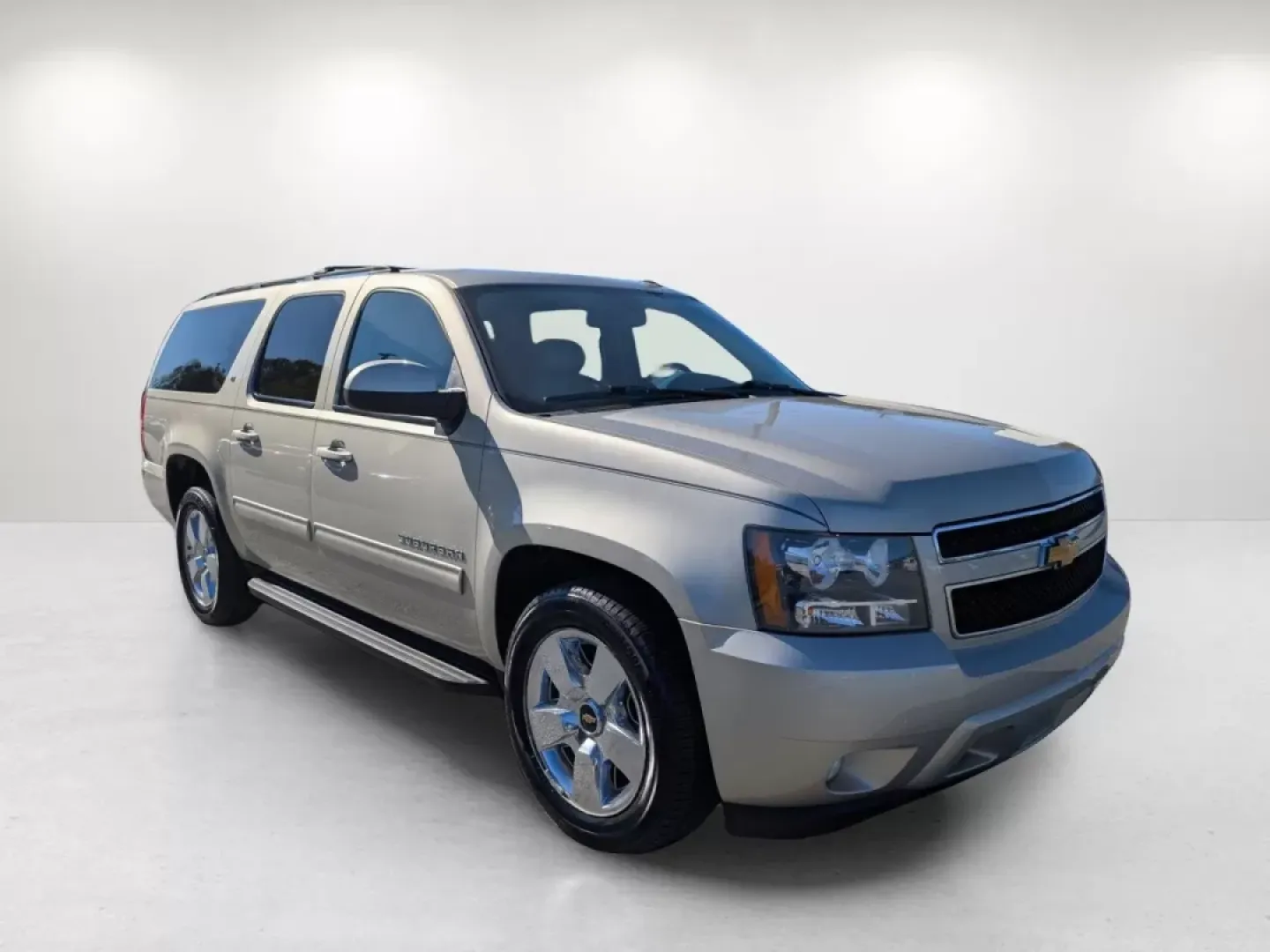 2014 /Light Titanium/Dark Titanium Chevrolet Suburban LT (1GNSCJE07ER) with an Other engine, located at 3959 U.S. 80 W, Phenix City, AL, 36870, (334) 297-4885, 32.469296, -85.135185 - **Discover Your Home on Wheels: 2014 Chevrolet Suburban LT Perfect for Family Adventures!**<br /> <br /> At Gils Auto in Phenix City, AL, we believe every journey should be as enjoyable as the destination. Introducing the 2014 Chevrolet Suburban LT, an ideal SUV for growing families and weekend adv - Photo#3