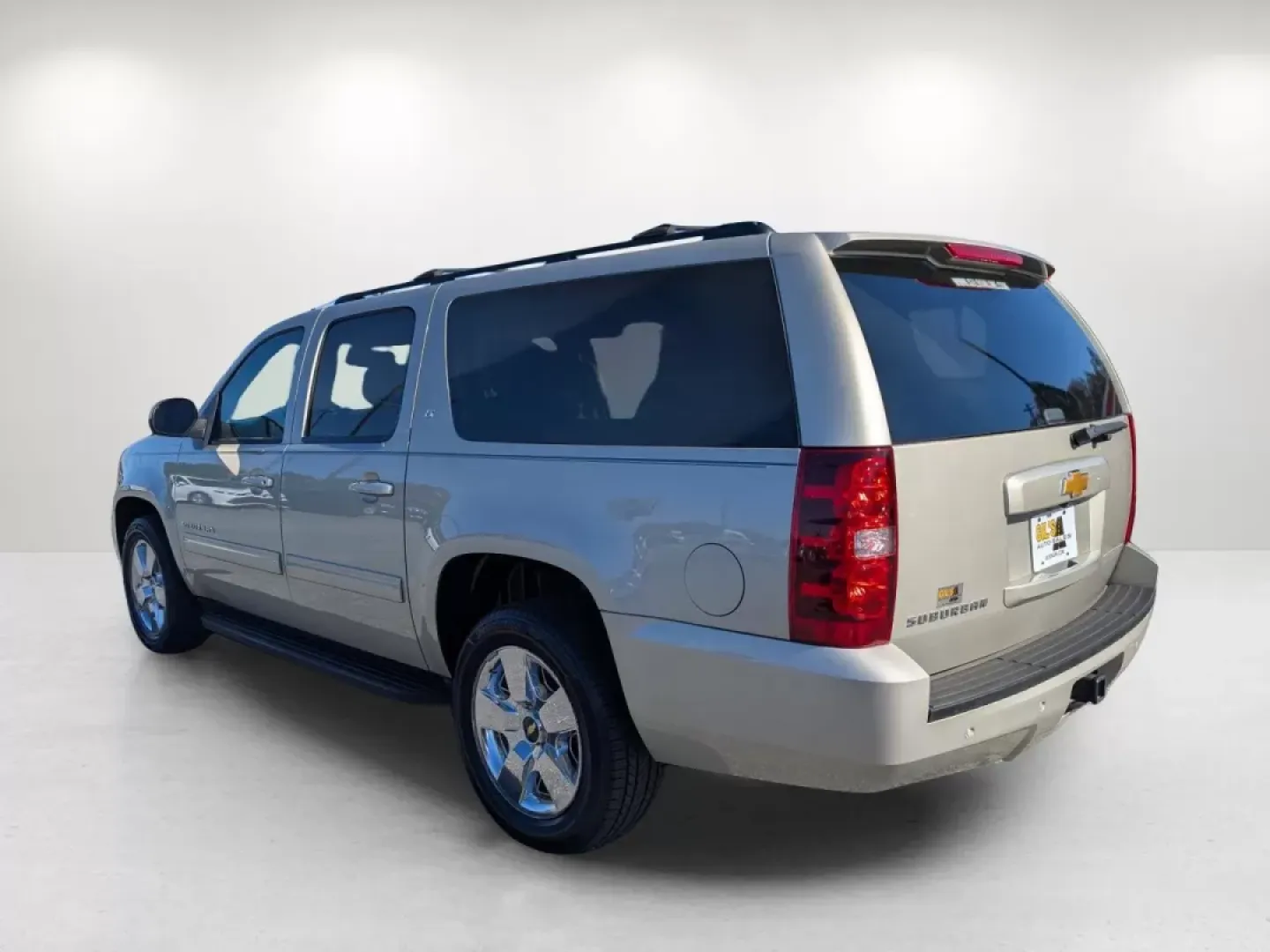 2014 /Light Titanium/Dark Titanium Chevrolet Suburban LT (1GNSCJE07ER) with an Other engine, located at 3959 U.S. 80 W, Phenix City, AL, 36870, (334) 297-4885, 32.469296, -85.135185 - **Discover Your Home on Wheels: 2014 Chevrolet Suburban LT Perfect for Family Adventures!**<br /> <br /> At Gils Auto in Phenix City, AL, we believe every journey should be as enjoyable as the destination. Introducing the 2014 Chevrolet Suburban LT, an ideal SUV for growing families and weekend adv - Photo#7