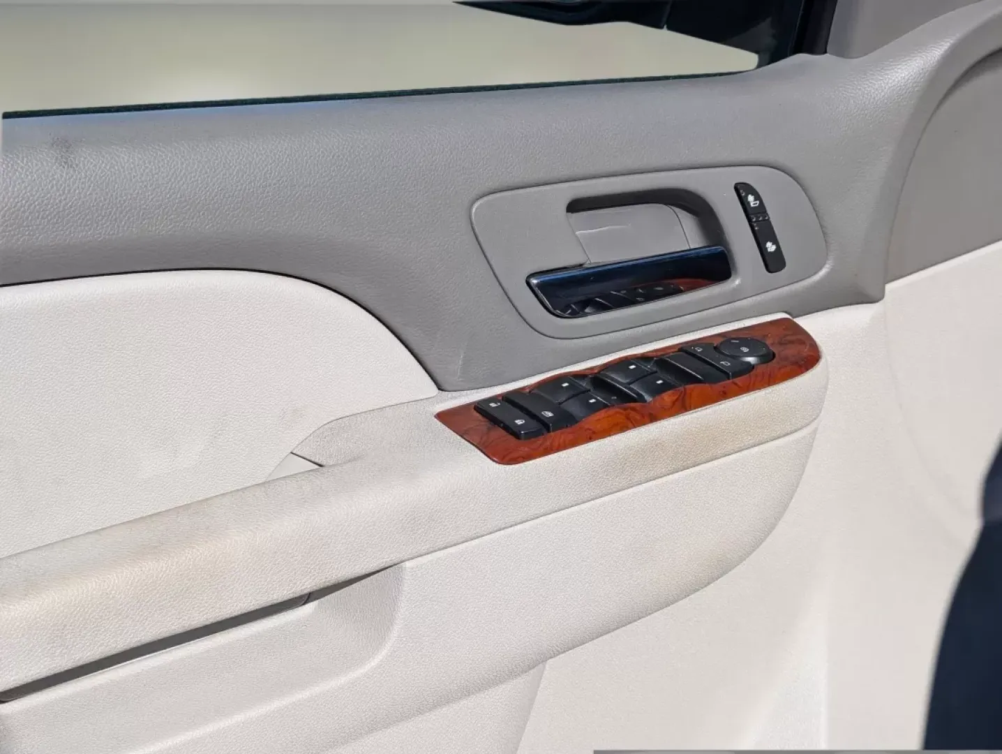 2014 /Light Titanium/Dark Titanium Chevrolet Suburban LT (1GNSCJE07ER) with an Other engine, located at 3959 U.S. 80 W, Phenix City, AL, 36870, (334) 297-4885, 32.469296, -85.135185 - **Discover Your Home on Wheels: 2014 Chevrolet Suburban LT Perfect for Family Adventures!**<br /> <br /> At Gils Auto in Phenix City, AL, we believe every journey should be as enjoyable as the destination. Introducing the 2014 Chevrolet Suburban LT, an ideal SUV for growing families and weekend adv - Photo#9