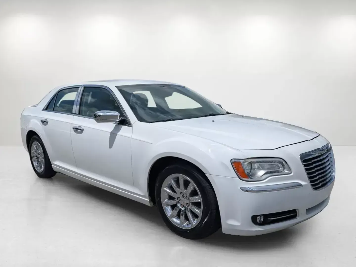 2014 /Lt Frost/Dk Frost Beige Chrysler 300 300C (2C3CCAEG5EH) with an Regular Unleaded V-6 3.6 L/220 engine, 8-Speed Automatic w/OD transmission, located at 5115 14th Ave., Columbus, GA, 31904, (706) 323-0345, 32.511494, -84.971046 - **Experience Luxury and Comfort with the 2014 Chrysler 300C at Gils Auto - Columbus!** <br /> <br /> Are you in the market for a vehicle that marries sophistication with performance, all while being accessible even with a less-than-perfect credit score? Look no further! At Gils Auto, your trusted Bu - Photo#2
