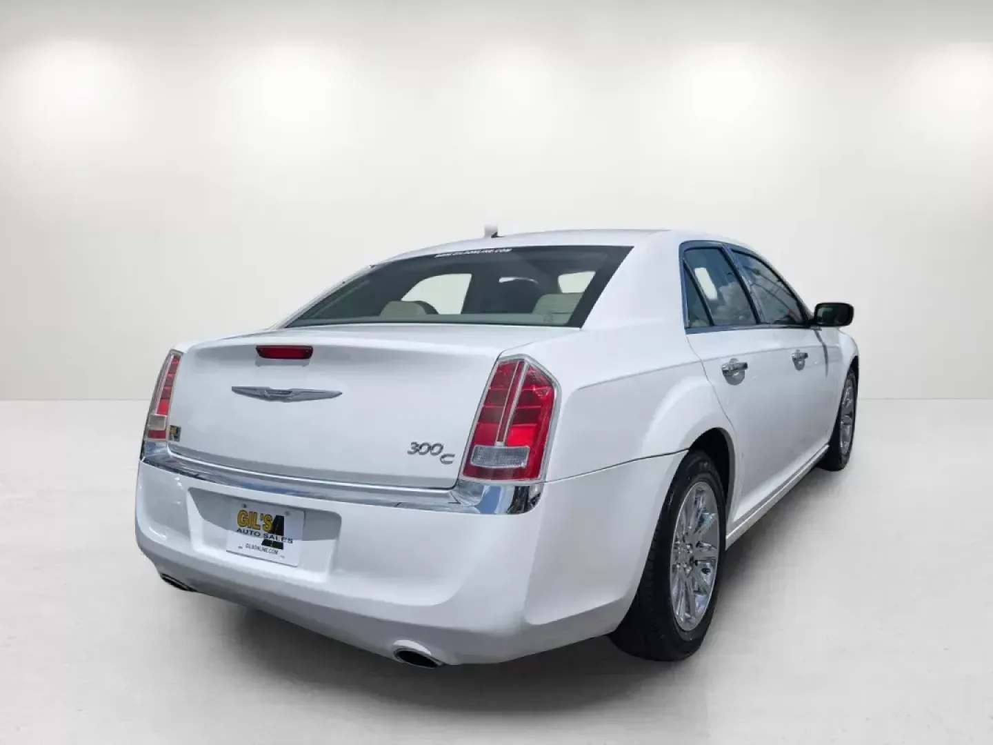 2014 /Lt Frost/Dk Frost Beige Chrysler 300 300C (2C3CCAEG5EH) with an Regular Unleaded V-6 3.6 L/220 engine, 8-Speed Automatic w/OD transmission, located at 5115 14th Ave., Columbus, GA, 31904, (706) 323-0345, 32.511494, -84.971046 - **Experience Luxury and Comfort with the 2014 Chrysler 300C at Gils Auto - Columbus!** <br /> <br /> Are you in the market for a vehicle that marries sophistication with performance, all while being accessible even with a less-than-perfect credit score? Look no further! At Gils Auto, your trusted Bu - Photo#4