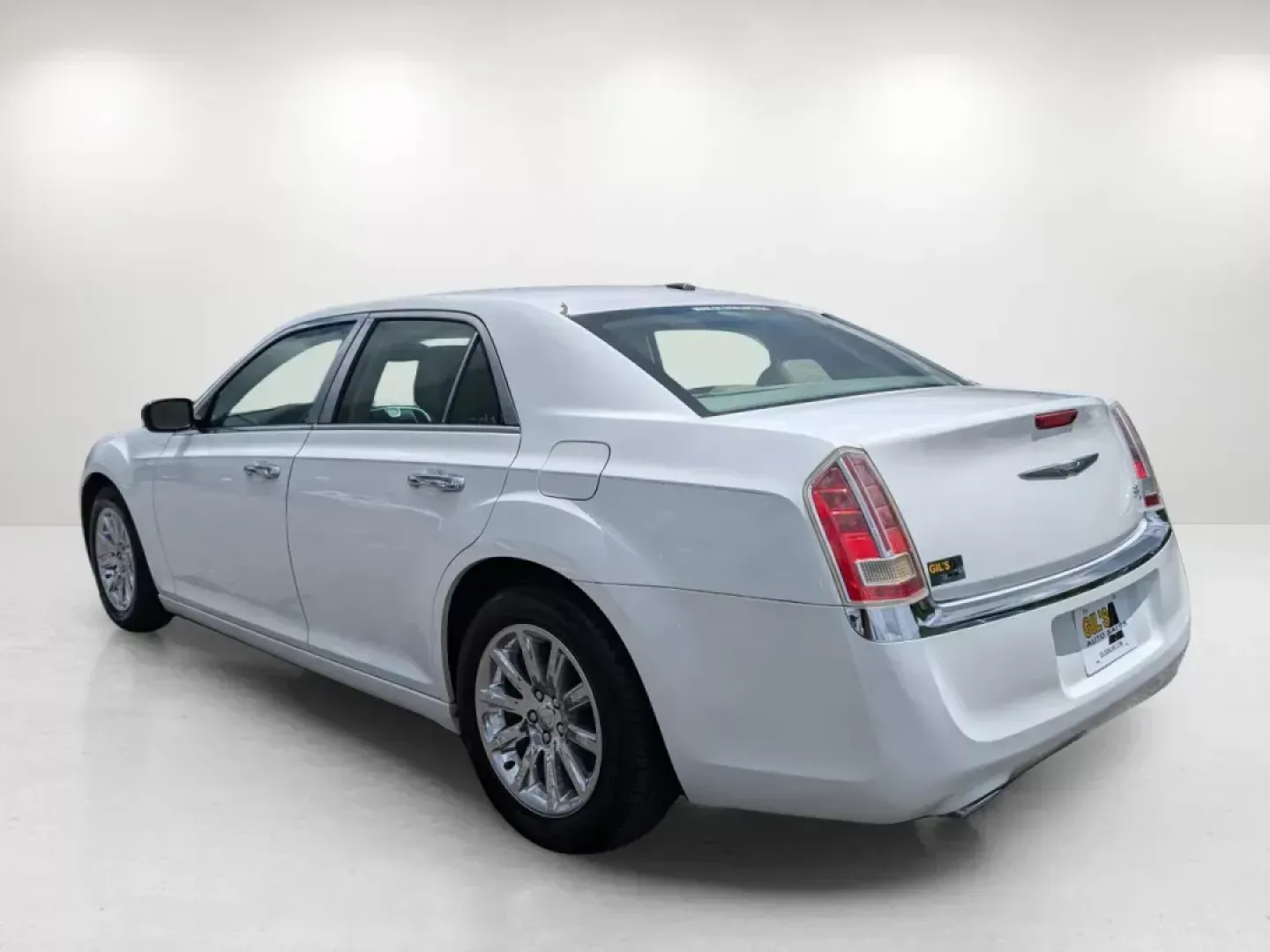 2014 /Lt Frost/Dk Frost Beige Chrysler 300 300C (2C3CCAEG5EH) with an Regular Unleaded V-6 3.6 L/220 engine, 8-Speed Automatic w/OD transmission, located at 5115 14th Ave., Columbus, GA, 31904, (706) 323-0345, 32.511494, -84.971046 - **Experience Luxury and Comfort with the 2014 Chrysler 300C at Gils Auto - Columbus!** <br /> <br /> Are you in the market for a vehicle that marries sophistication with performance, all while being accessible even with a less-than-perfect credit score? Look no further! At Gils Auto, your trusted Bu - Photo#6