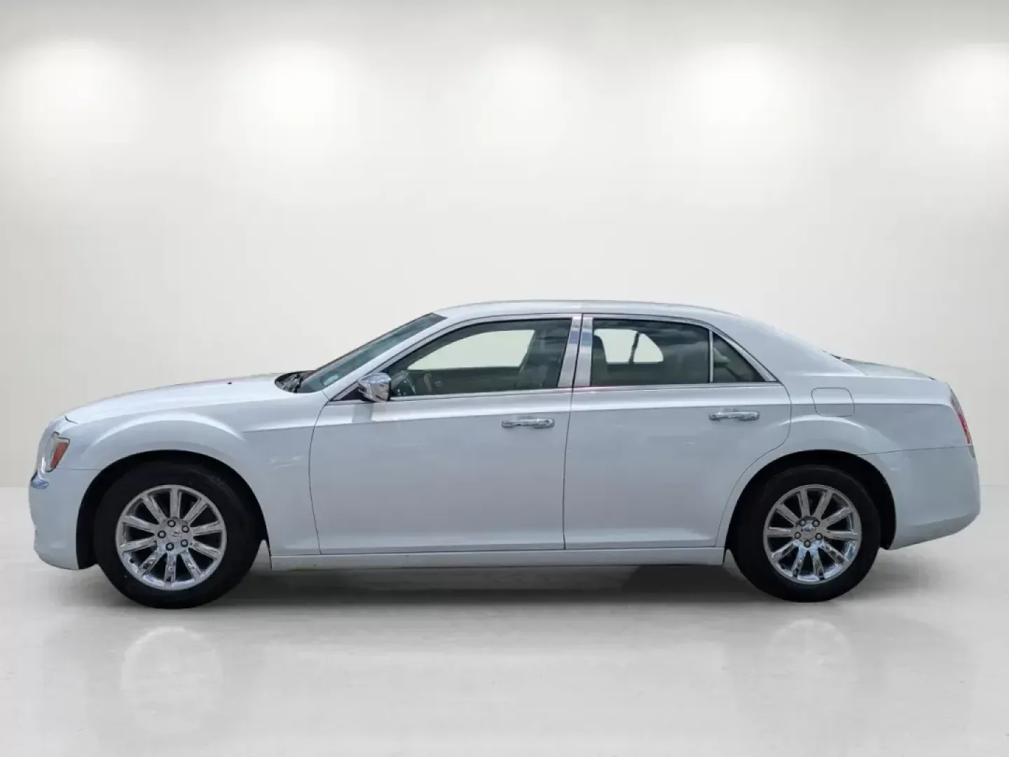 2014 /Lt Frost/Dk Frost Beige Chrysler 300 300C (2C3CCAEG5EH) with an Regular Unleaded V-6 3.6 L/220 engine, 8-Speed Automatic w/OD transmission, located at 5115 14th Ave., Columbus, GA, 31904, (706) 323-0345, 32.511494, -84.971046 - **Experience Luxury and Comfort with the 2014 Chrysler 300C at Gils Auto - Columbus!** <br /> <br /> Are you in the market for a vehicle that marries sophistication with performance, all while being accessible even with a less-than-perfect credit score? Look no further! At Gils Auto, your trusted Bu - Photo#7