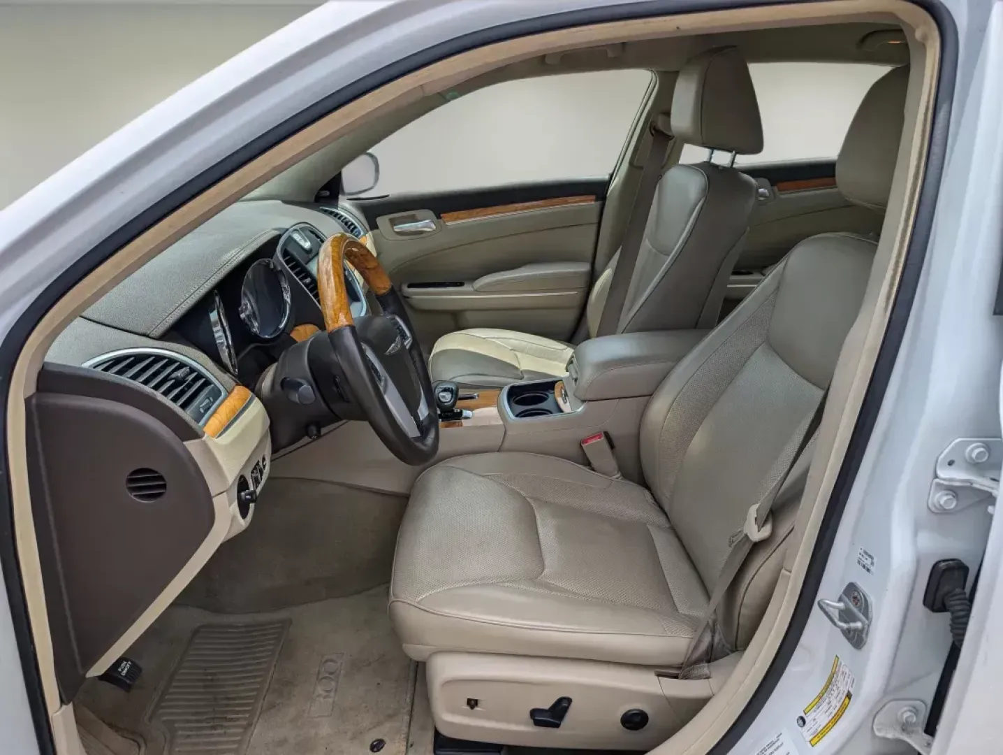 2014 /Lt Frost/Dk Frost Beige Chrysler 300 300C (2C3CCAEG5EH) with an Regular Unleaded V-6 3.6 L/220 engine, 8-Speed Automatic w/OD transmission, located at 5115 14th Ave., Columbus, GA, 31904, (706) 323-0345, 32.511494, -84.971046 - **Experience Luxury and Comfort with the 2014 Chrysler 300C at Gils Auto - Columbus!** <br /> <br /> Are you in the market for a vehicle that marries sophistication with performance, all while being accessible even with a less-than-perfect credit score? Look no further! At Gils Auto, your trusted Bu - Photo#9