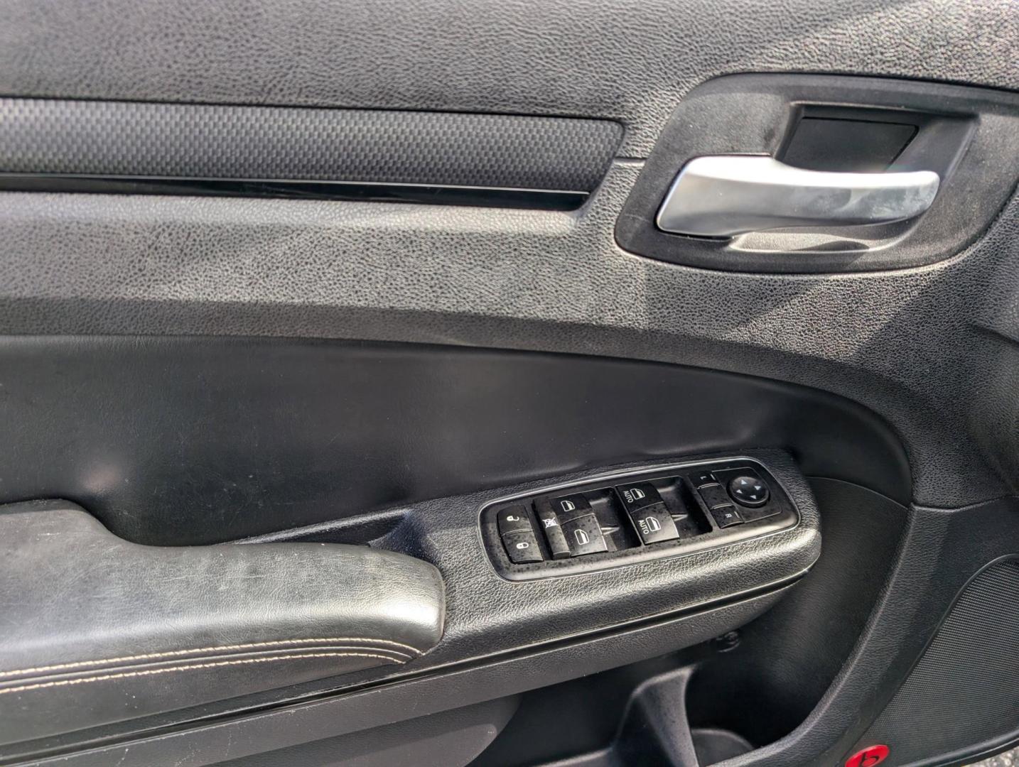 2014 /Black Chrysler 300 300S (2C3CCABG9EH) with an Regular Unleaded V-6 3.6 L/220 engine, 8-Speed Automatic w/OD transmission, located at 3959 U.S. 80 W, Phenix City, AL, 36870, (334) 297-4885, 32.469296, -85.135185 - 2014 Chrysler 300 300S - Photo#9