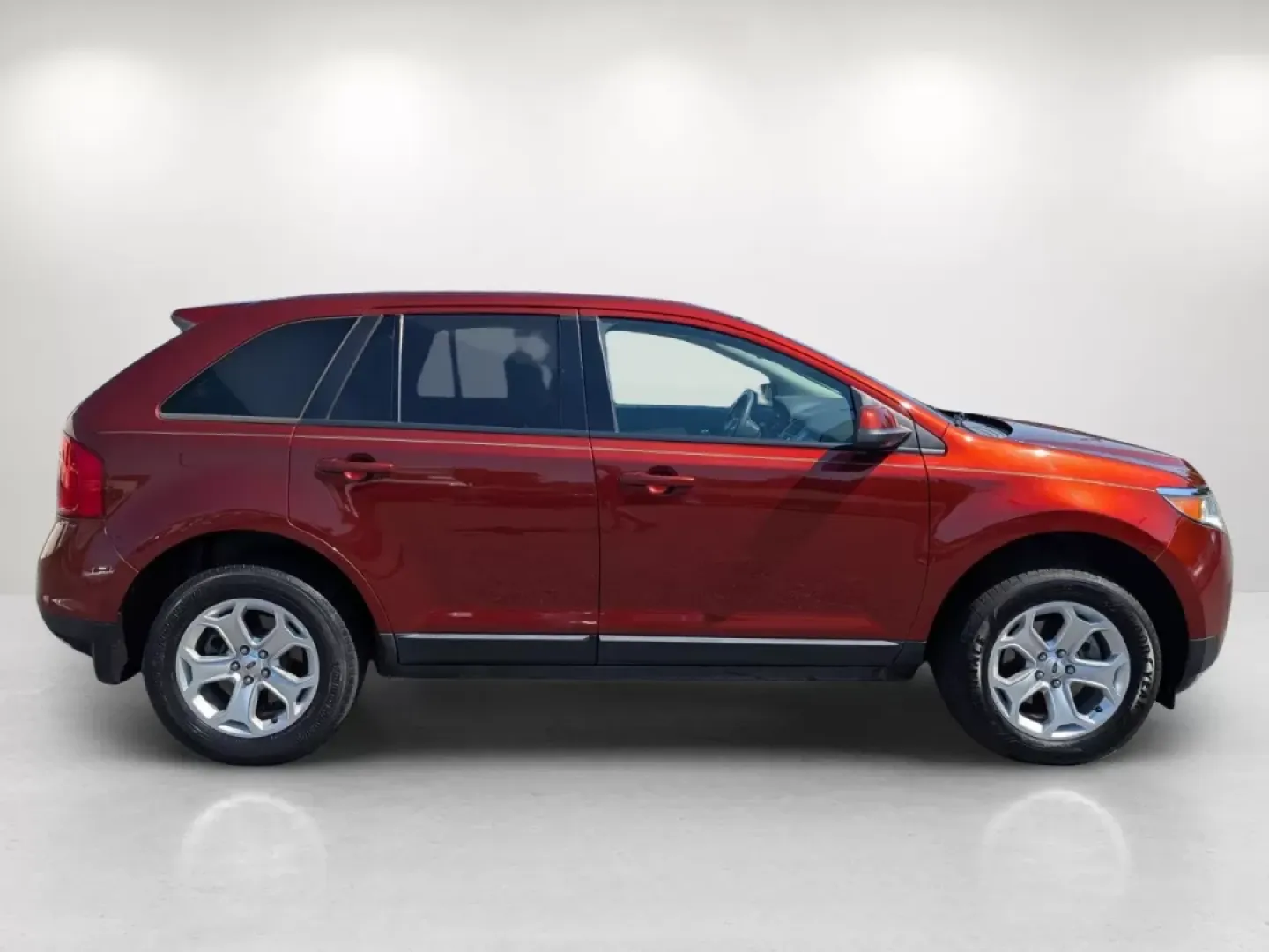 2014 Ford Edge SEL (2FMDK3JC5EB) with an Other engine, located at 1430 Gateway Drive, Opelika, AL, 36801, (334) 239-0944, 32.637871, -85.409790 - Are you searching for the perfect SUV to elevate your everyday adventures? Look no further than this stunning 2014 Ford Edge SEL at Gils Auto in Phenix City, AL. Perfect for growing families or anyone looking for a reliable vehicle for their daily commute, this versatile SUV offers a blend of comfor - Photo#3