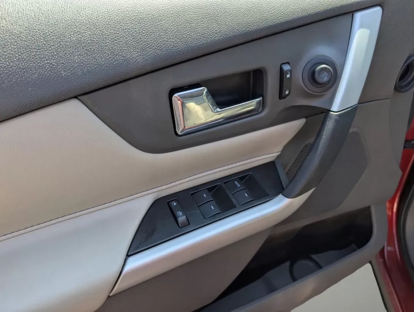 2014 Ford Edge SEL (2FMDK3JC5EB) with an Other engine, located at 1430 Gateway Drive, Opelika, AL, 36801, (334) 239-0944, 32.637871, -85.409790 - Are you searching for the perfect SUV to elevate your everyday adventures? Look no further than this stunning 2014 Ford Edge SEL at Gils Auto in Phenix City, AL. Perfect for growing families or anyone looking for a reliable vehicle for their daily commute, this versatile SUV offers a blend of comfor - Photo#8