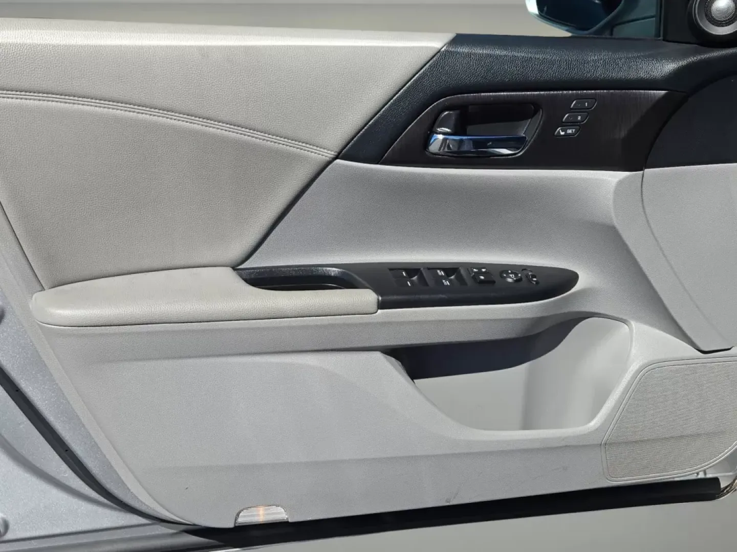 2014 Honda Accord Sedan EX-L (1HGCR3F85EA) with an Other engine, located at 3959 U.S. 80 W, Phenix City, AL, 36870, (334) 297-4885, 32.469296, -85.135185 - **Experience Luxury and Reliability with This 2014 Honda Accord EX-L Sedan, Perfect for Your Lifestyle!**<br /> <br /> If you're seeking a vehicle that seamlessly blends comfort, reliability, and advanced features for your daily commute or weekend adventures, look no further than this stunning 2014 - Photo#9