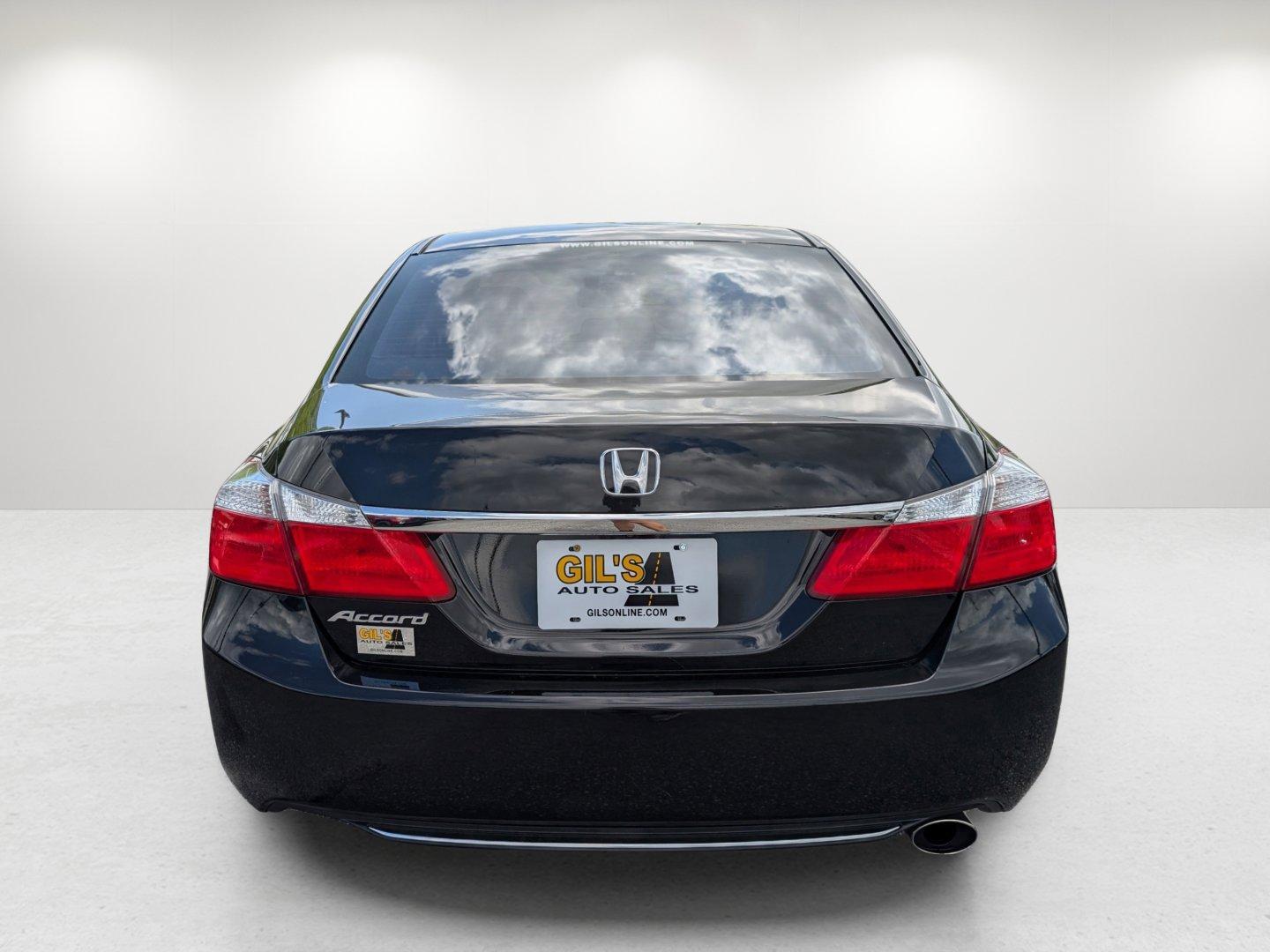 2014 Honda Accord Sedan LX (1HGCR2F38EA) with an Regular Unleaded I-4 2.4 L/144 engine, 1-Speed CVT w/OD transmission, located at 1430 Gateway Drive, Opelika, AL, 36801, (334) 239-0944, 32.637871, -85.409790 - 2014 Honda Accord Sedan LX - Photo#5