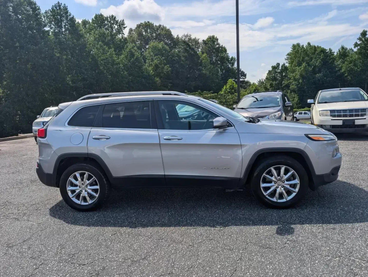 2014 /Black/Iceland Gray Jeep Cherokee Limited (1C4PJMDS4EW) with an Other engine, located at 3959 U.S. 80 W, Phenix City, AL, 36870, (334) 297-4885, 32.469296, -85.135185 - **Explore the Great Outdoors with This 2014 Jeep Cherokee Limited Perfect for Adventure Seekers in Phenix City!**<br /> <br /> Are you ready to elevate your adventures on and off the beaten path? Look no further than this stunning 2014 Jeep Cherokee Limited, a versatile Sport Utility Vehicle that c - Photo#3