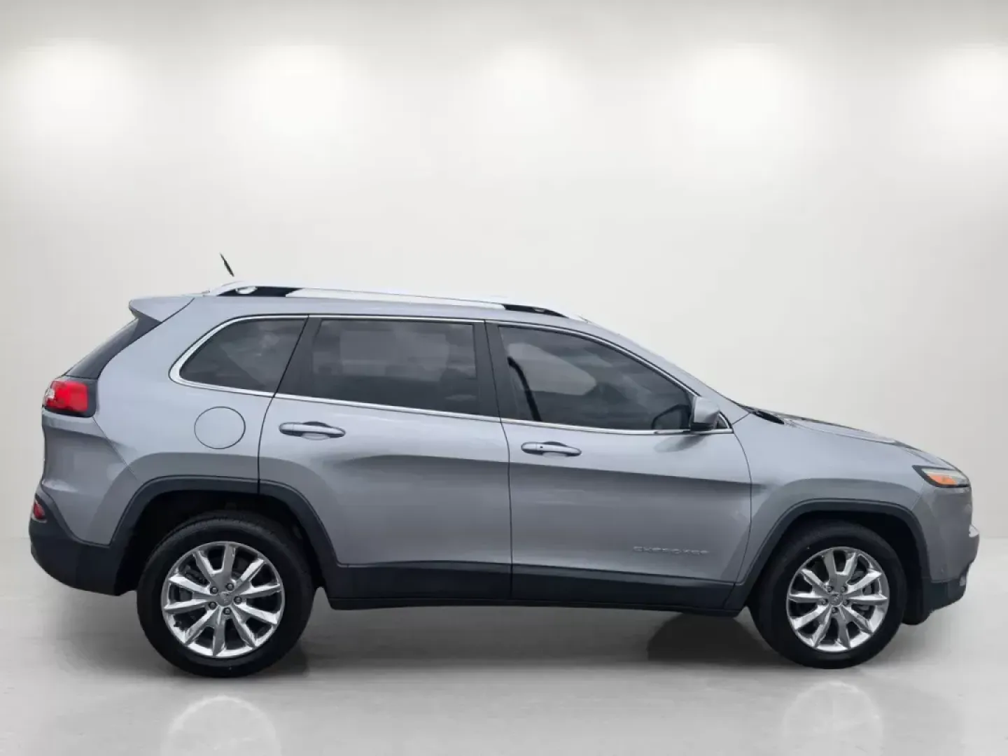 2014 /Black Jeep Cherokee Limited (1C4PJLDSXEW) with an Regular Unleaded V-6 3.2 L/198 engine, 9-Speed Automatic w/OD transmission, located at 1430 Gateway Drive, Opelika, AL, 36801, (334) 239-0944, 32.637871, -85.409790 - **Elevate Your Adventures with the 2014 Jeep Cherokee Limited in Opelika, AL**<br /> <br /> Are you ready to make unforgettable memories on your next family road trip or weekend adventure? Look no further than Gils Auto in Opelika, AL, where we offer this stunning 2014 Jeep Cherokee Limited. Perfect - Photo#4