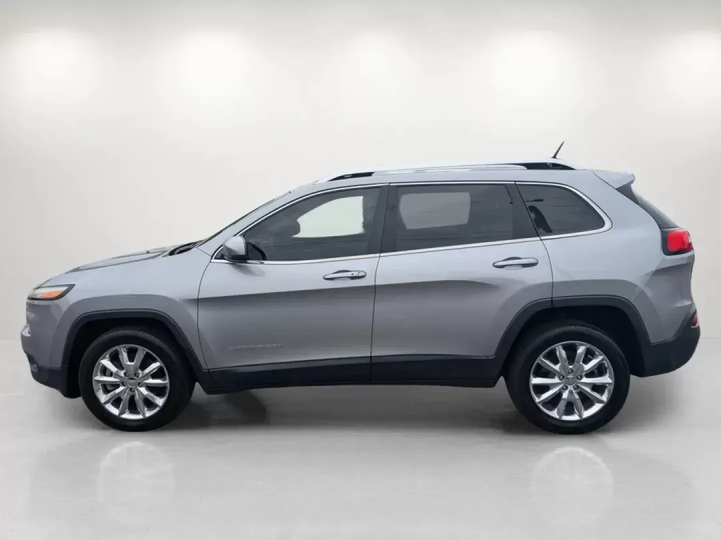 2014 /Black Jeep Cherokee Limited (1C4PJLDSXEW) with an Regular Unleaded V-6 3.2 L/198 engine, 9-Speed Automatic w/OD transmission, located at 1430 Gateway Drive, Opelika, AL, 36801, (334) 239-0944, 32.637871, -85.409790 - **Elevate Your Adventures with the 2014 Jeep Cherokee Limited in Opelika, AL**<br /> <br /> Are you ready to make unforgettable memories on your next family road trip or weekend adventure? Look no further than Gils Auto in Opelika, AL, where we offer this stunning 2014 Jeep Cherokee Limited. Perfect - Photo#8