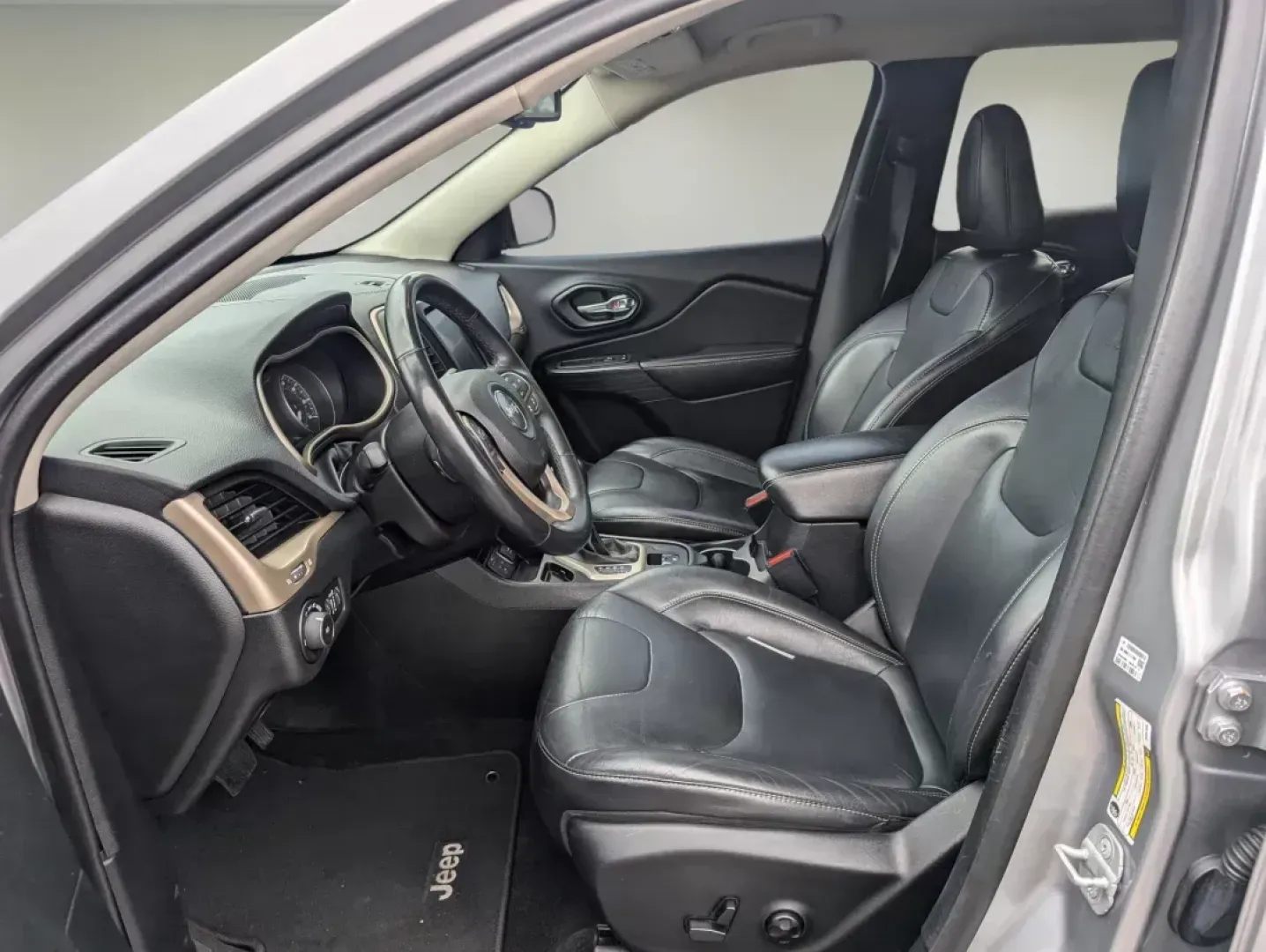 2014 /Black Jeep Cherokee Limited (1C4PJLDSXEW) with an Regular Unleaded V-6 3.2 L/198 engine, 9-Speed Automatic w/OD transmission, located at 1430 Gateway Drive, Opelika, AL, 36801, (334) 239-0944, 32.637871, -85.409790 - **Elevate Your Adventures with the 2014 Jeep Cherokee Limited in Opelika, AL**<br /> <br /> Are you ready to make unforgettable memories on your next family road trip or weekend adventure? Look no further than Gils Auto in Opelika, AL, where we offer this stunning 2014 Jeep Cherokee Limited. Perfect - Photo#10