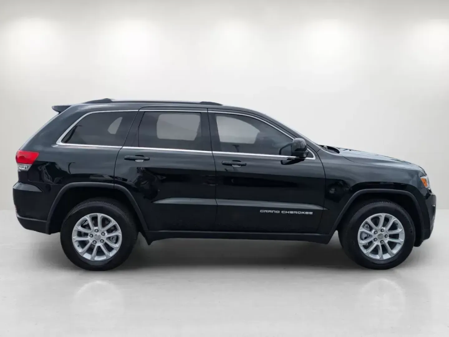 2014 /Black/Lt Frost Beige Jeep Grand Cherokee Laredo (1C4RJEAG1EC) with an Regular Unleaded V-6 3.6 L/220 engine, 8-Speed Automatic w/OD transmission, located at 804 22nd Ave, Phenix City, AL, 36870, (334) 297-1860, 32.484749, -85.024475 - 2014 Jeep Grand Cherokee Laredo - Photo#5
