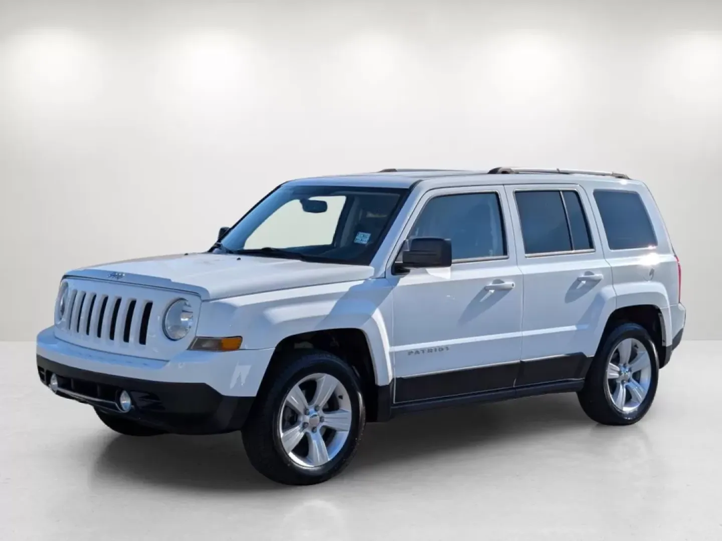 2014 /Dark Slate Gray Jeep Patriot Limited (1C4NJPCB8ED) with an Other engine, located at 1430 Gateway Drive, Opelika, AL, 36801, (334) 239-0944, 32.637871, -85.409790 - Discover the ultimate blend of style and practicality with the 2014 Jeep Patriot Limited, an SUV designed for those who refuse to compromise on adventure or comfort. Whether you're exploring the scenic routes of the Chattahoochee River or commuting through the bustling streets of Phenix City, AL, th - Photo#7