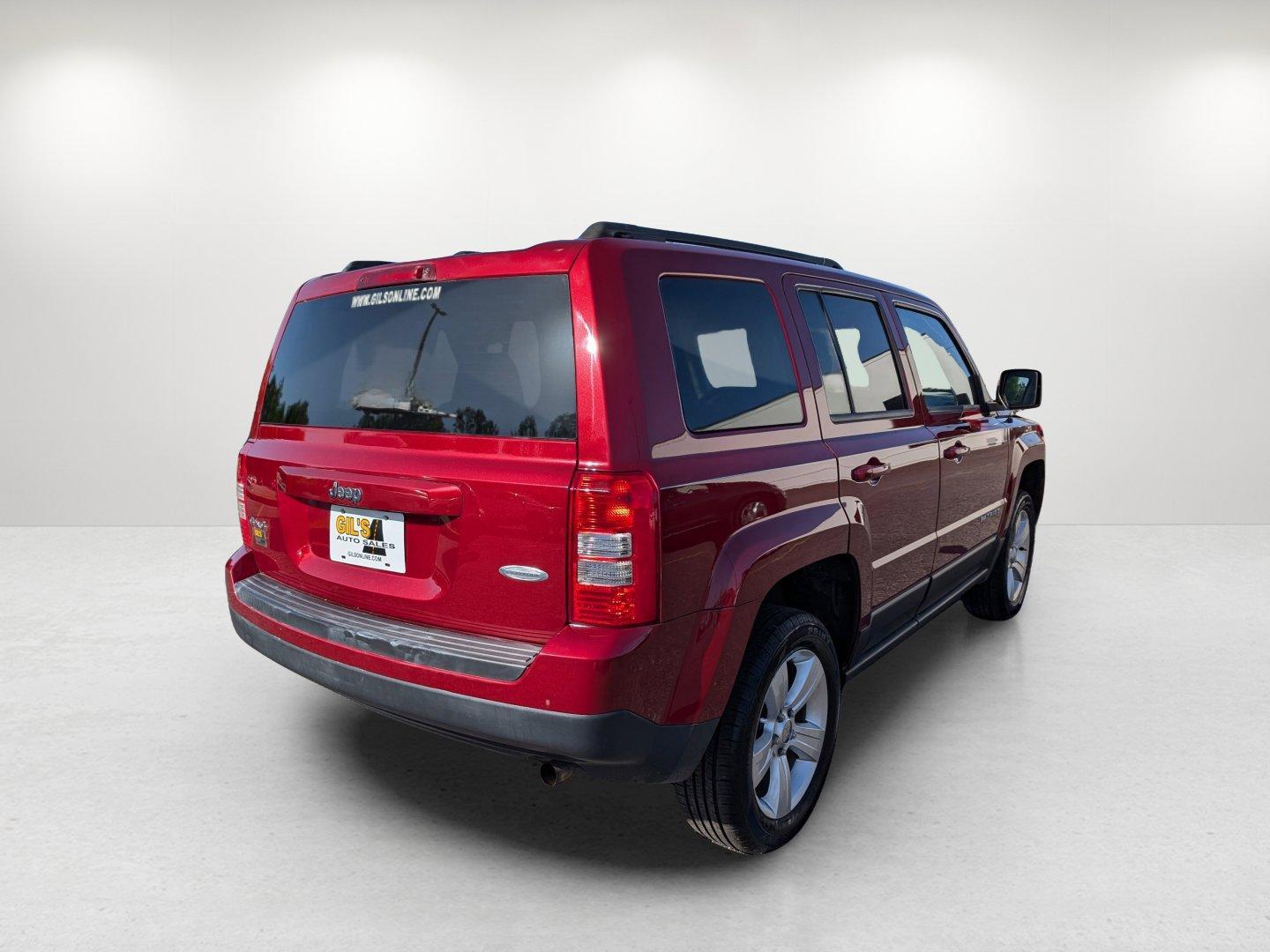 2014 /Dark Slate Gray Jeep Patriot Latitude (1C4NJRFB0ED) with an Regular Unleaded I-4 2.4 L/144 engine, 6-Speed Automatic w/OD transmission, located at 1430 Gateway Drive, Opelika, AL, 36801, (334) 239-0944, 32.637871, -85.409790 - 2014 Jeep Patriot Latitude - Photo#4