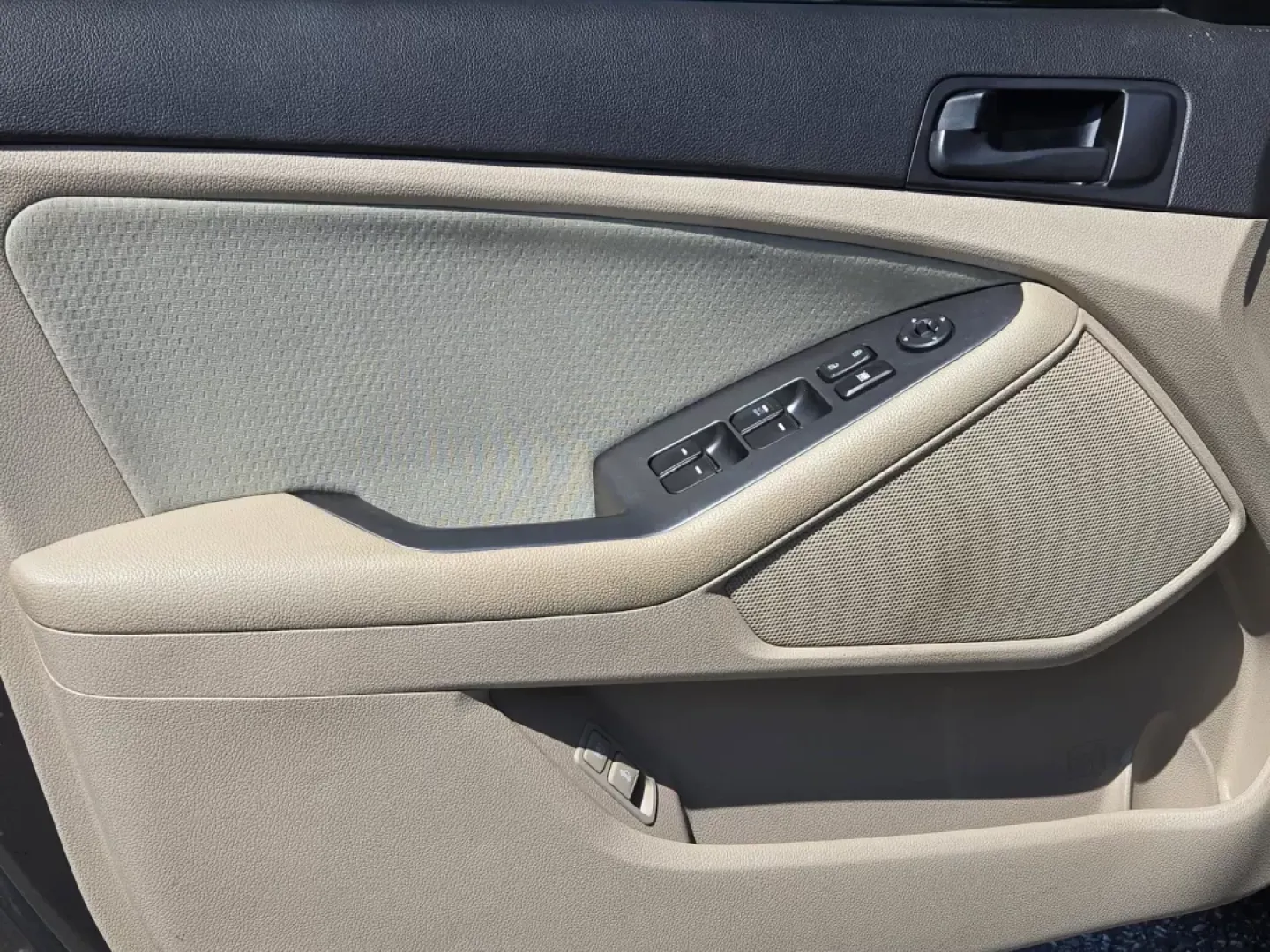 2014 /Beige Kia Optima LX (5XXGM4A74EG) with an Other engine, located at 1430 Gateway Drive, Opelika, AL, 36801, (334) 239-0944, 32.637871, -85.409790 - **Experience Unmatched Comfort and Style with This 2014 Kia Optima LX Perfect for Your Daily Commutes!**<br /> <br /> If you're searching for a dependable sedan that perfectly blends style, comfort, and technology, your quest ends here! The 2014 Kia Optima LX is not just a car; it's a lifestyle upg - Photo#9