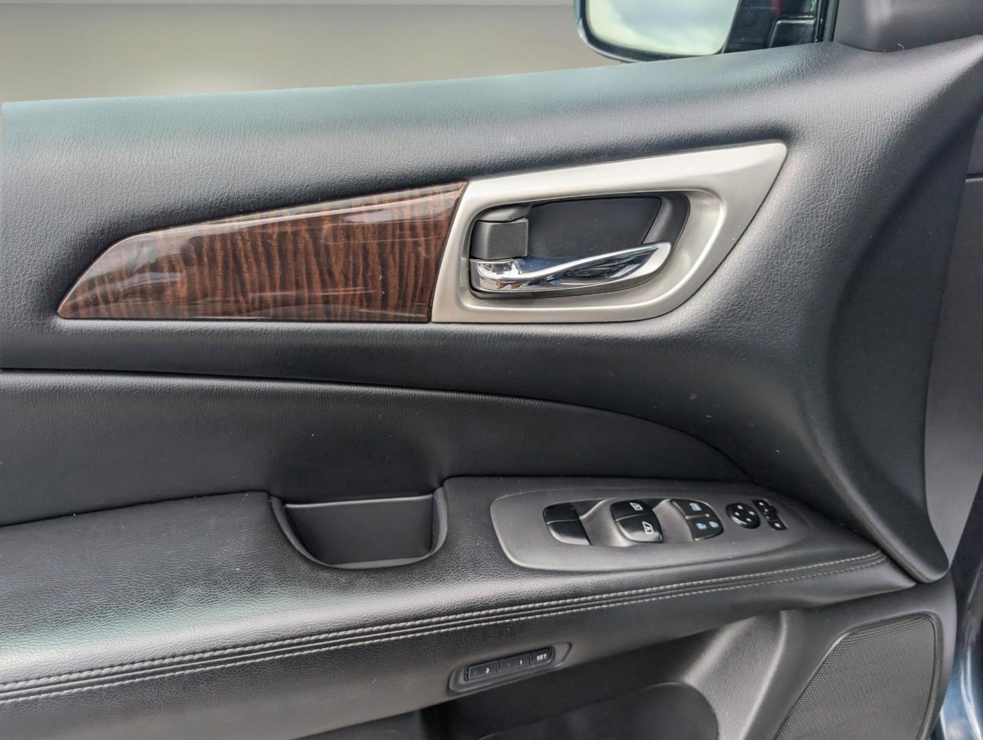 2014 /Charcoal Nissan Pathfinder Platinum (5N1AR2MN7EC) with an Regular Unleaded V-6 3.5 L/213 engine, 1-Speed CVT w/OD transmission, located at 3959 U.S. 80 W, Phenix City, AL, 36870, (334) 297-4885, 32.469296, -85.135185 - 2014 Nissan Pathfinder Platinum - Photo#8