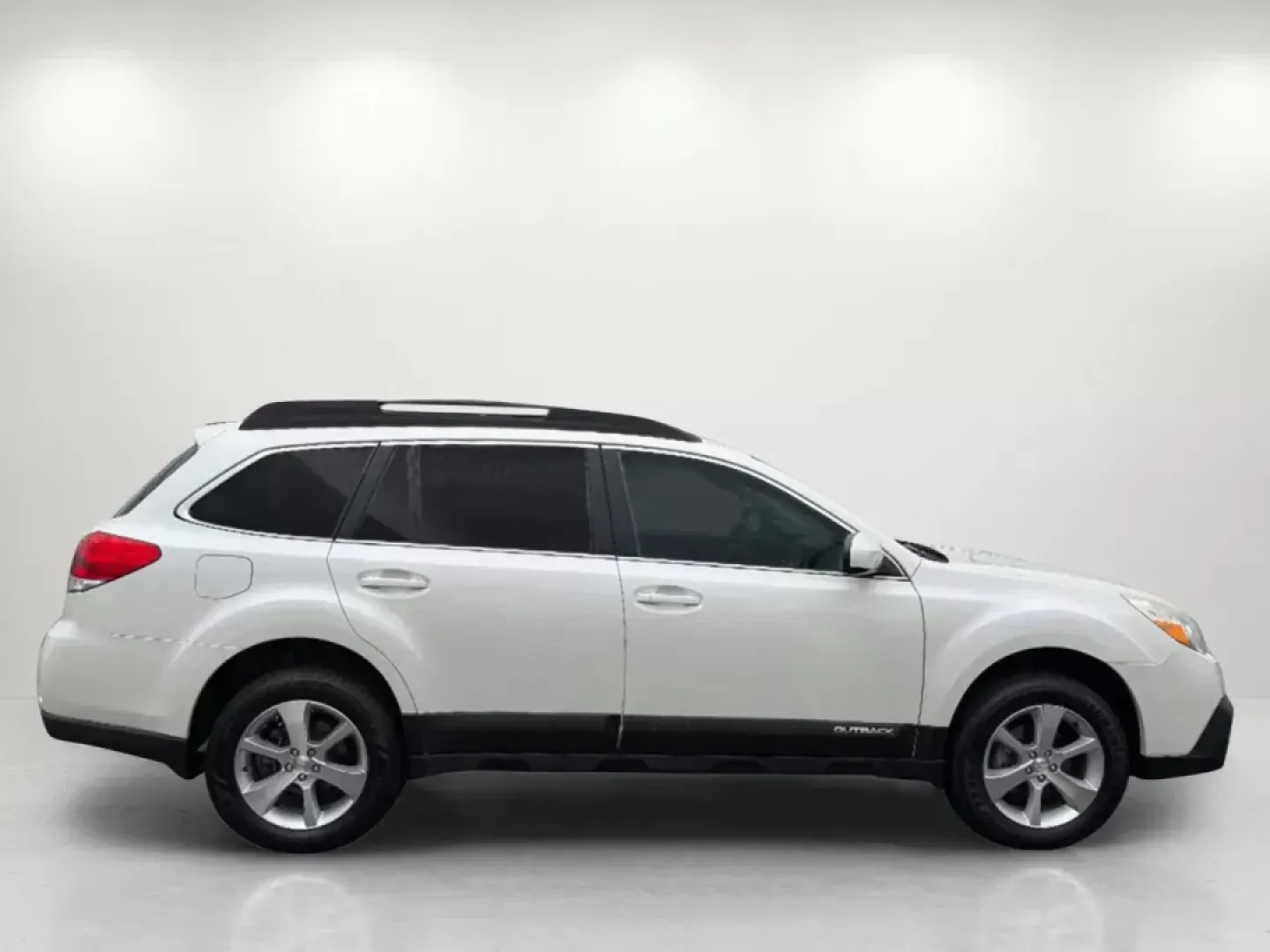 2014 /Warm Ivory Subaru Outback 2.5i Limited (4S4BRCLC8E3) with an Regular Unleaded H-4 2.5 L/152 engine, 6-Speed CVT w/OD transmission, located at 1430 Gateway Drive, Opelika, AL, 36801, (334) 239-0944, 32.637871, -85.409790 - **Adventure Awaits with the 2014 Subaru Outback 2.5i Limited - Your Ideal Companion for Family Road Trips!**<br /> <br /> Are you a family seeking the perfect vehicle for those unforgettable road trips? Look no further than the 2014 Subaru Outback 2.5i Limited, available now at Gils Auto in Opelika, - Photo#3