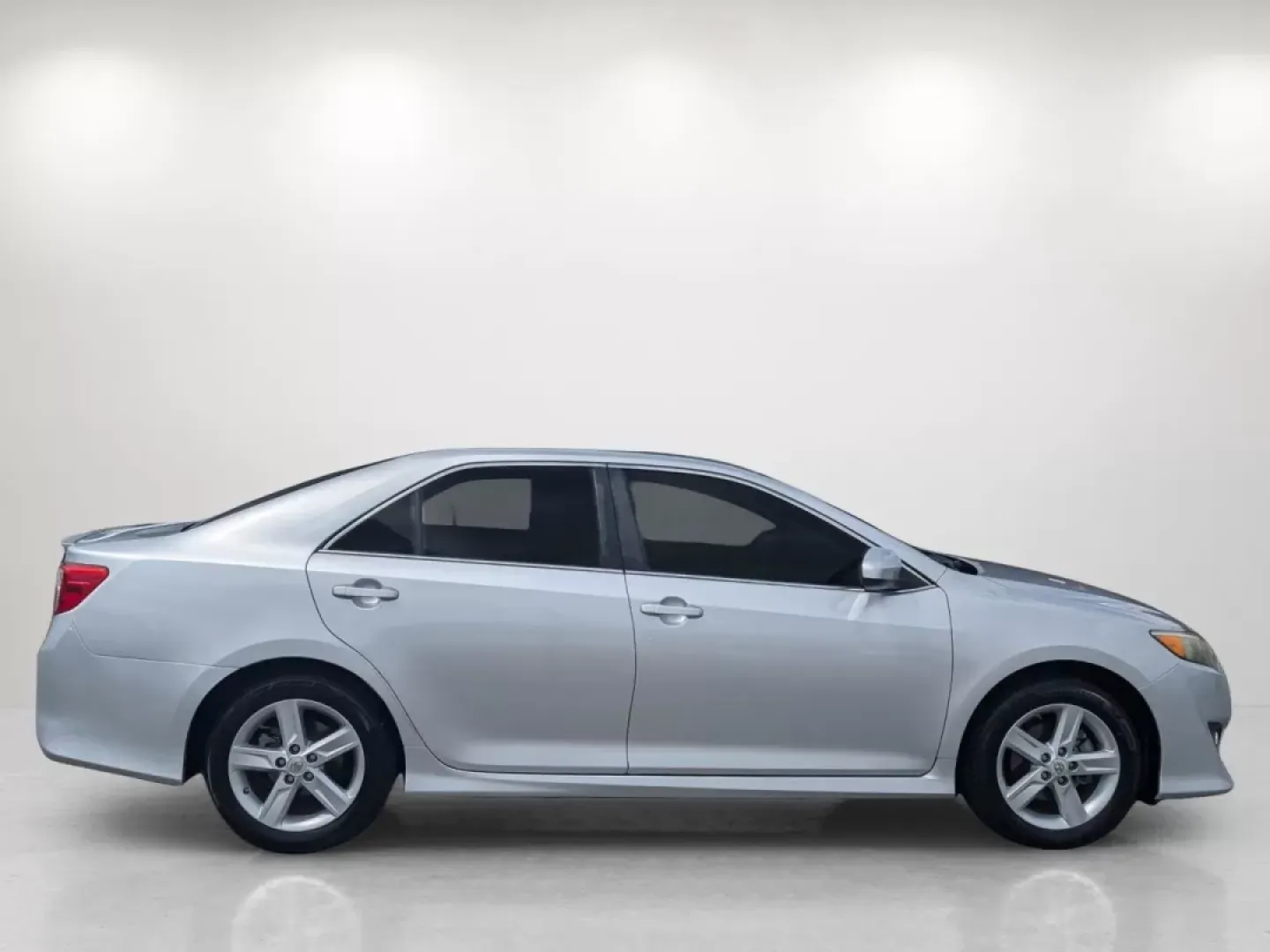 2014 Toyota Camry SE (4T1BF1FK7EU) with an Other engine, located at 804 22nd Ave, Phenix City, AL, 36870, (334) 297-1860, 32.484749, -85.024475 - Looking for a reliable vehicle that offers comfort and efficiency for your daily commute or family trips? Look no further than this 2014 Toyota Camry, now available at Gils Auto in Phenix City, AL. As a trusted Buy Here Pay Here dealership, we specialize in providing second chance auto financing opt - Photo#3