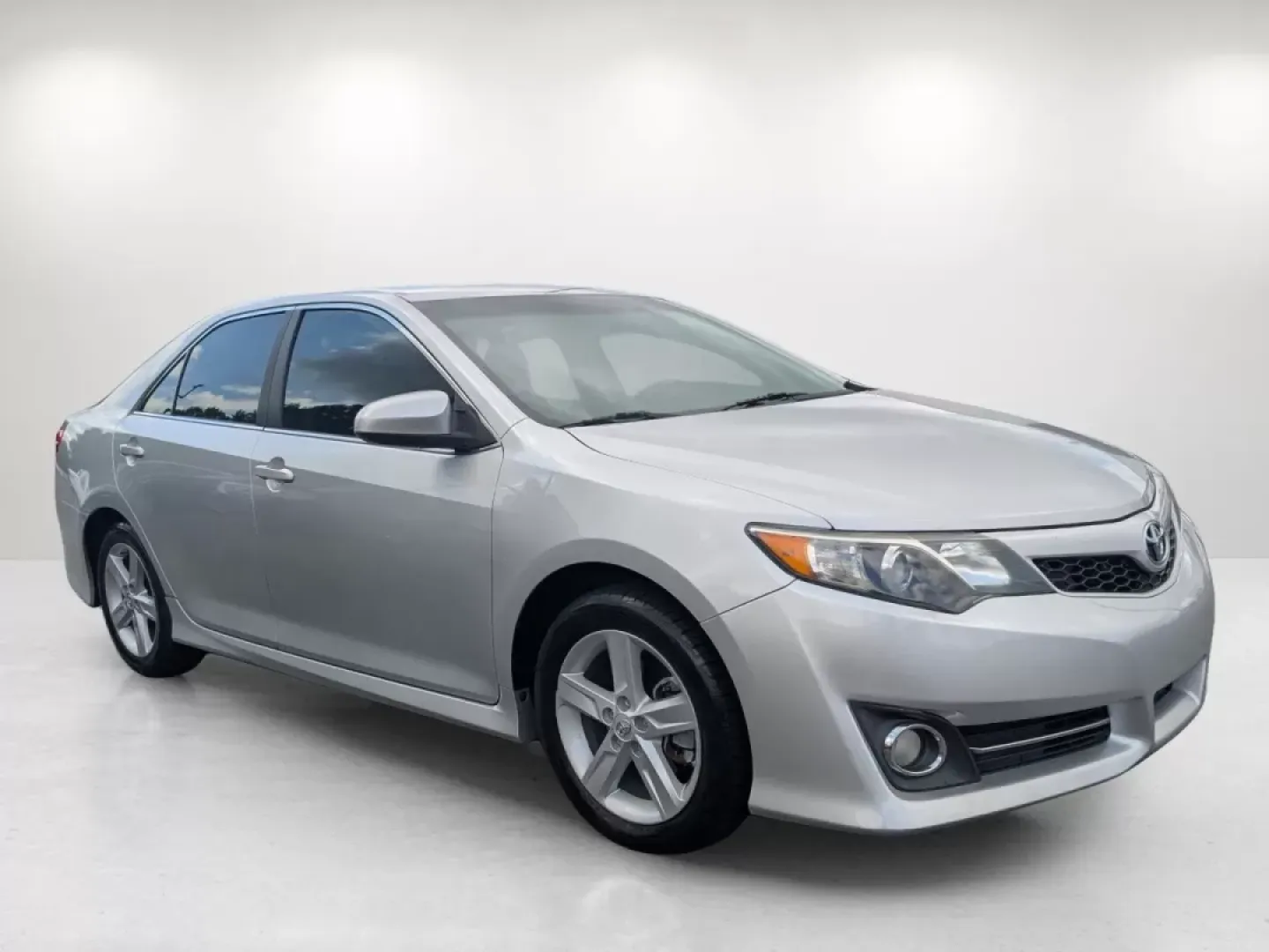 2014 Toyota Camry SE (4T1BF1FK6EU) with an Other engine, located at 5115 14th Ave., Columbus, GA, 31904, (706) 323-0345, 32.511494, -84.971046 - Are you seeking a dependable vehicle that fits seamlessly into your busy lifestyle? Look no further than this **2014 Toyota Camry** available now at **Gils Auto**, a trusted buy here pay here dealership located at **3959 U.S. 80 W, Phenix City, AL 36870**. With its spacious interior and reliable per - Photo#2