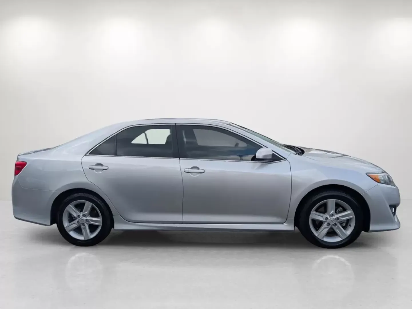 2014 Toyota Camry SE (4T1BF1FK6EU) with an Other engine, located at 5115 14th Ave., Columbus, GA, 31904, (706) 323-0345, 32.511494, -84.971046 - Are you seeking a dependable vehicle that fits seamlessly into your busy lifestyle? Look no further than this **2014 Toyota Camry** available now at **Gils Auto**, a trusted buy here pay here dealership located at **3959 U.S. 80 W, Phenix City, AL 36870**. With its spacious interior and reliable per - Photo#3