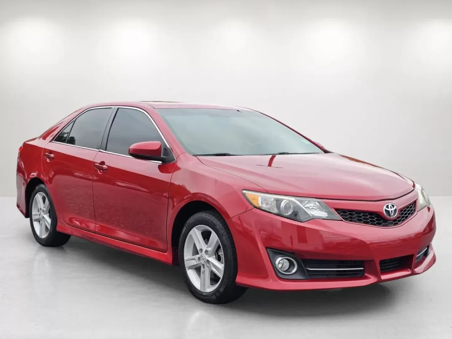2014 Toyota Camry SE (4T1BF1FK2EU) with an Other engine, located at 804 22nd Ave, Phenix City, AL, 36870, (334) 297-1860, 32.484749, -85.024475 - **Experience Comfort and Style with the 2014 Toyota Camry SE Perfect for Your Daily Commute!**<br /> <br /> Are you searching for a reliable sedan that combines style, functionality, and affordability? Look no further than this stunning 2014 Toyota Camry SE, available now at Gils Auto in Phenix Cit - Photo#2