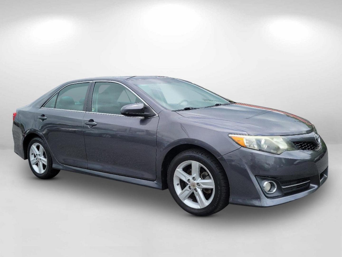 2014 Gray Toyota Camry SE (4T1BF1FK5EU) with an Regular Unleaded I-4 2.5 L/152 engine, 6-Speed Automatic w/OD transmission, located at 3959 U.S. 80 W, Phenix City, AL, 36870, (334) 297-4885, 32.469296, -85.135185 - 2014 Toyota Camry SE - Photo#2